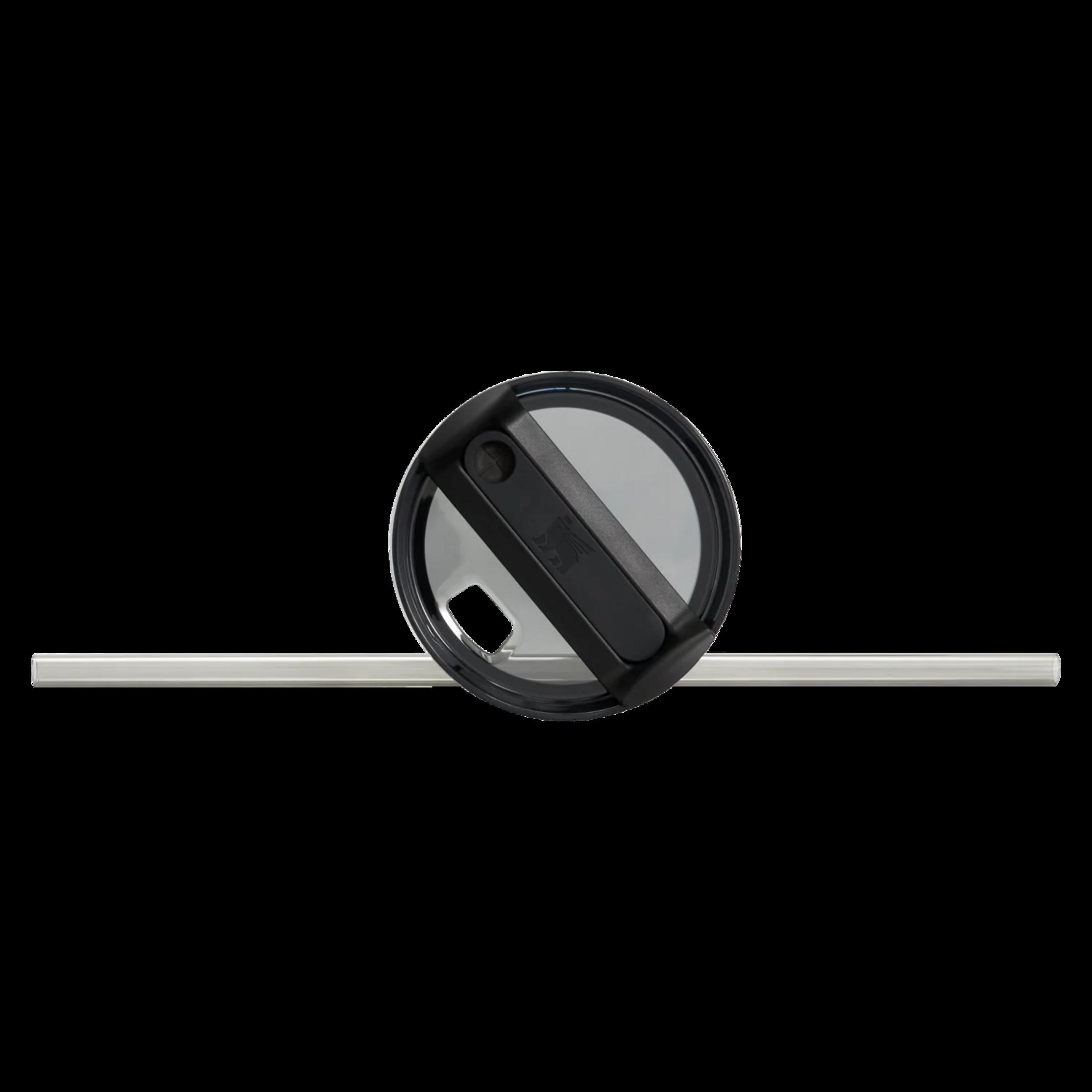 Ein silberner Strohhalm liegt horizontal auf schwarzem Hintergrund, mit schwarzem Becherdeckel oben.