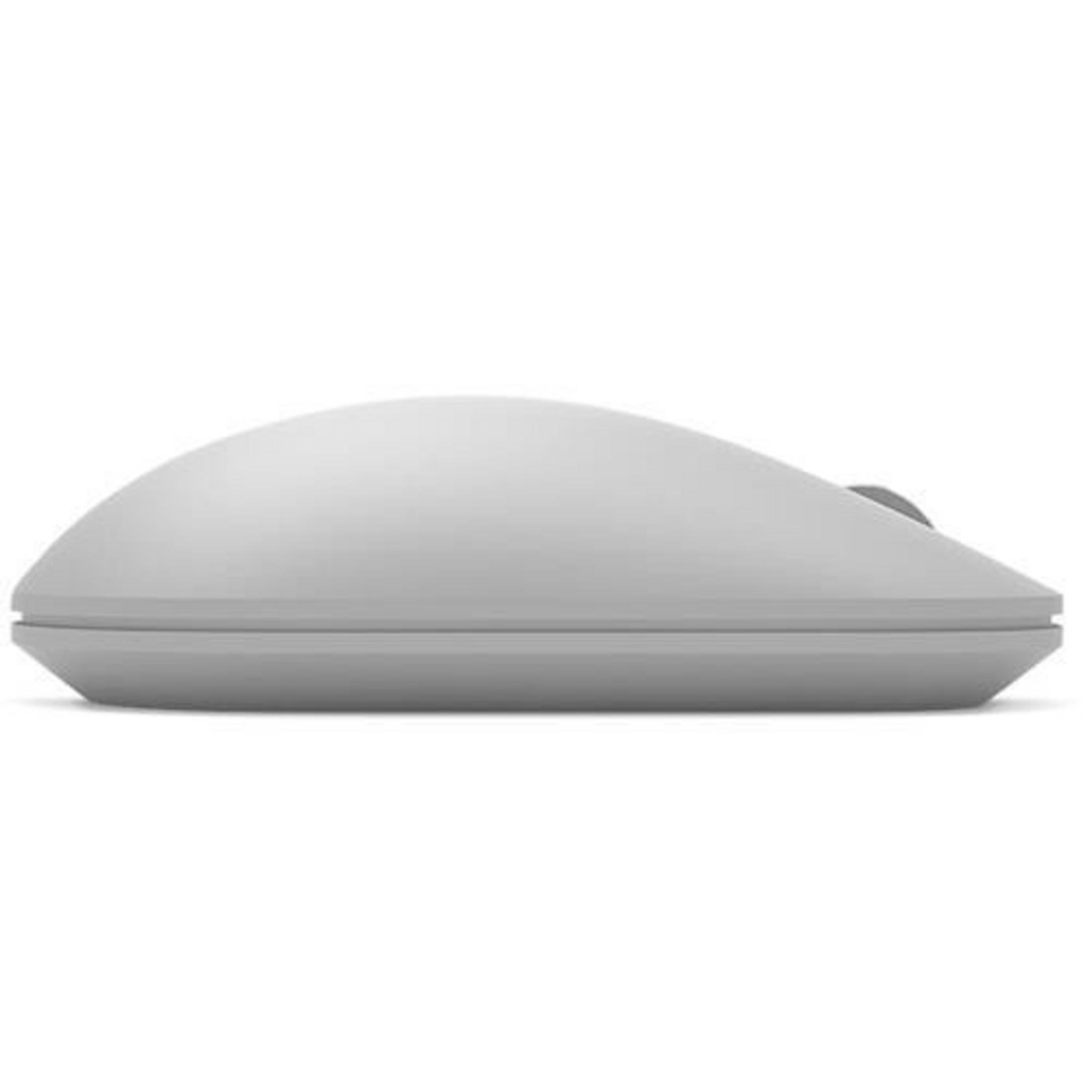 Un mouse per computer grigio visto di lato, su sfondo bianco.