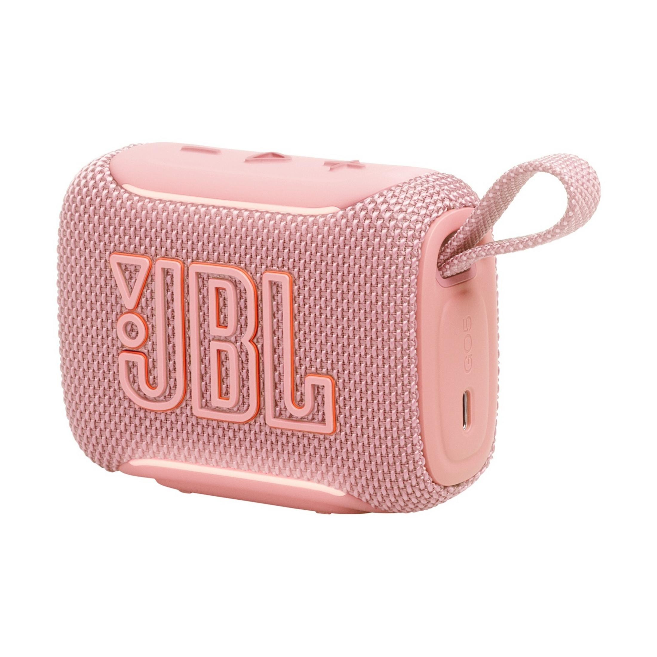 Un piccolo speaker JBL rosa con esterno in tessuto e anello per il trasporto.