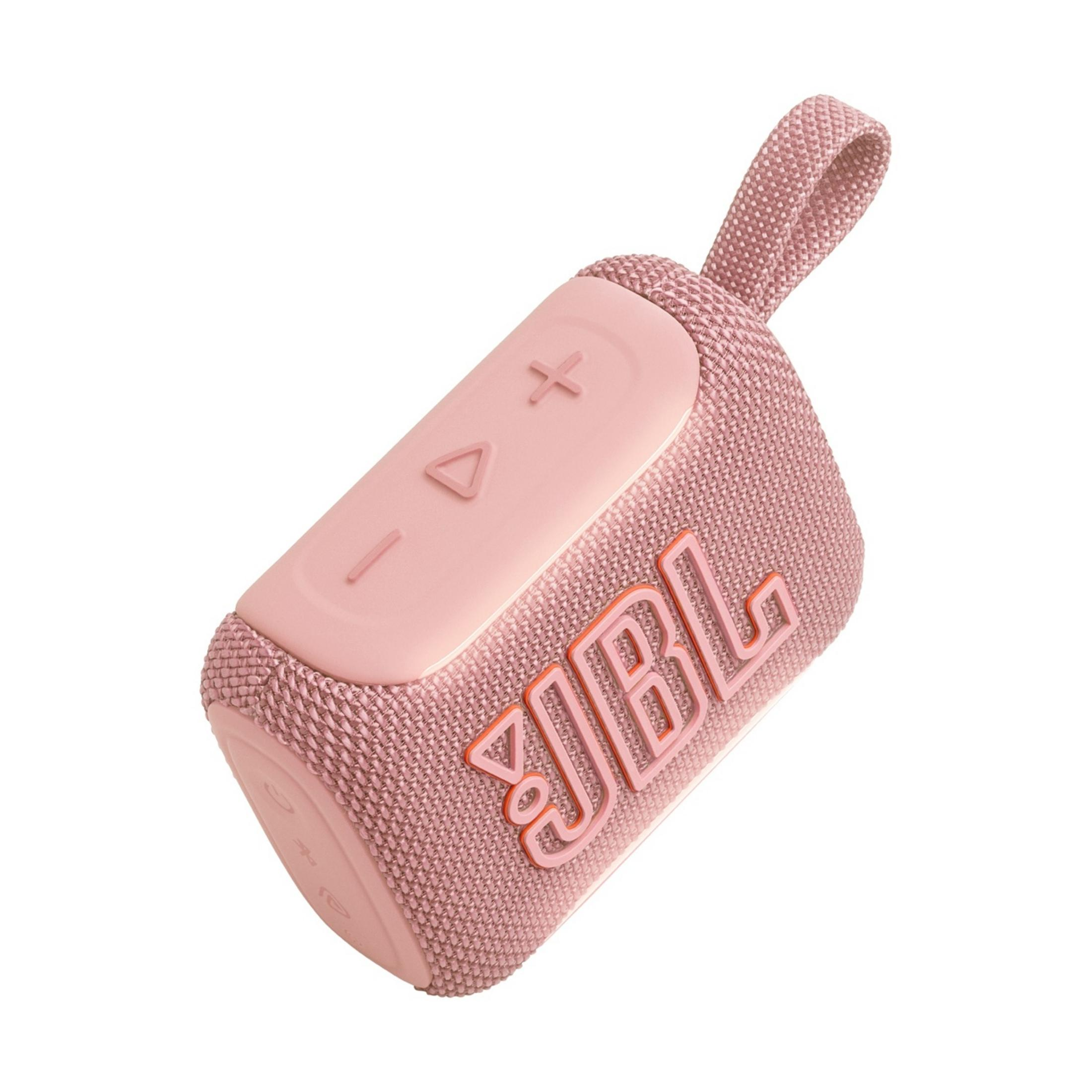 Un altoparlante JBL rosa con passante per il trasporto e pulsanti su sfondo bianco.