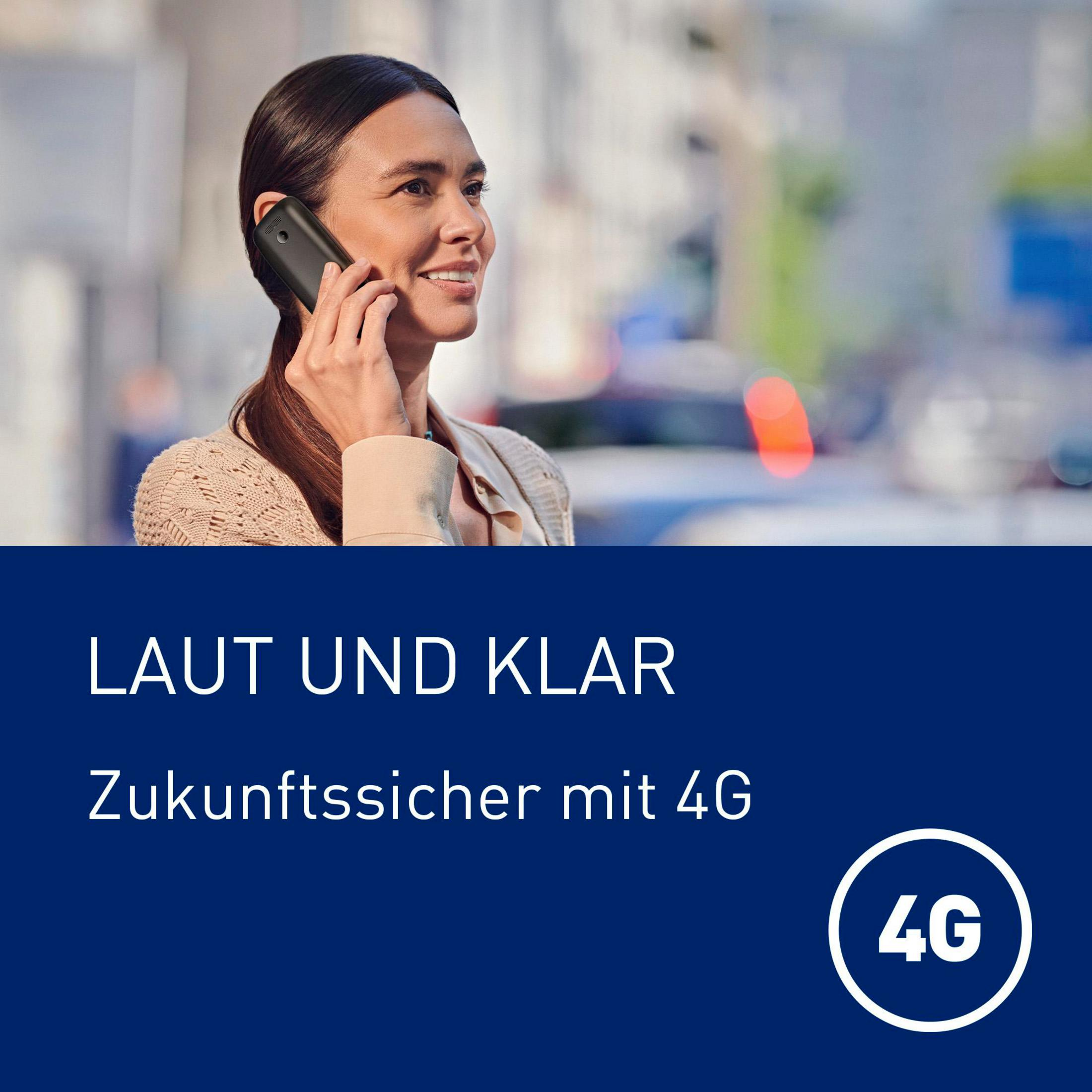 Eine Frau telefoniert mit einem Handy vor unscharfem Hintergrund, mit Text.
