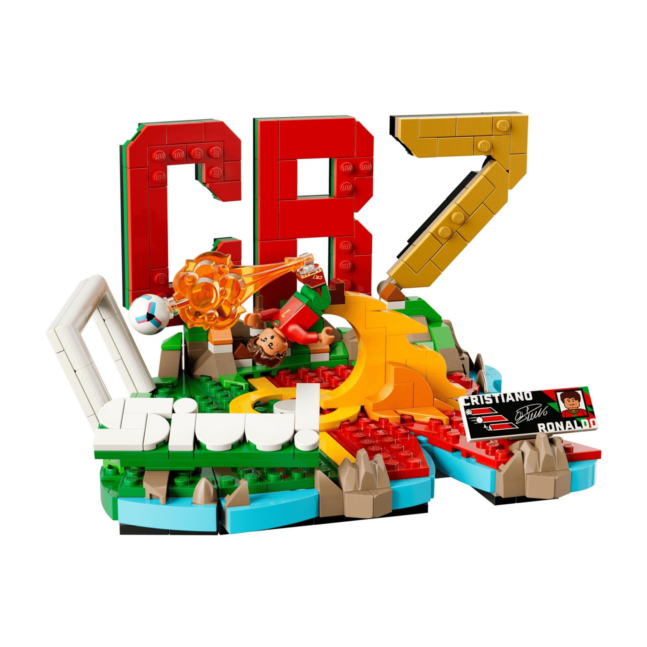 Zestaw Lego z logo CR7, bramką piłkarską, zawodnikiem i efektem płomieni.