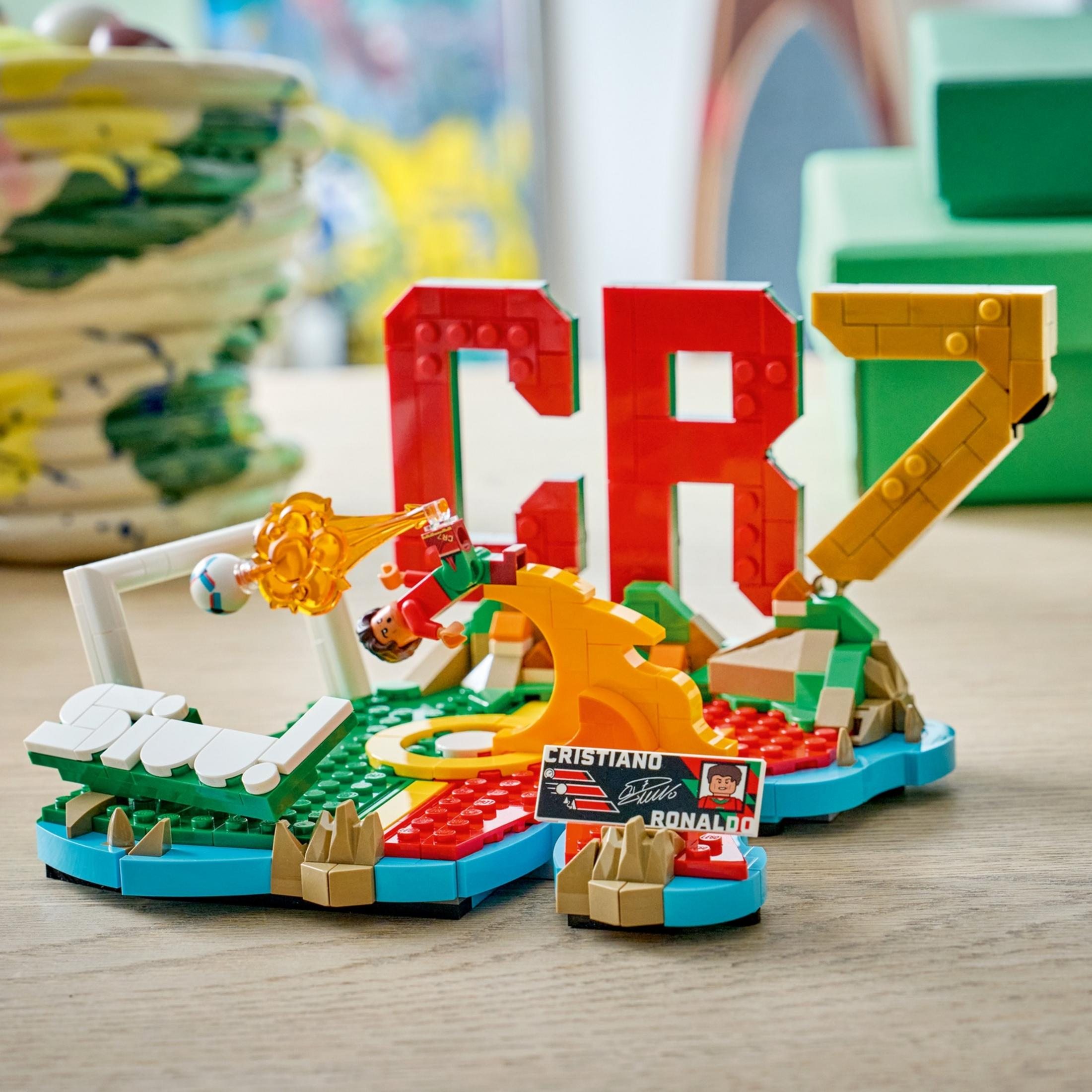 Zestaw LEGO Cristiano Ronaldo kopiący piłkę, przed literami CR7.