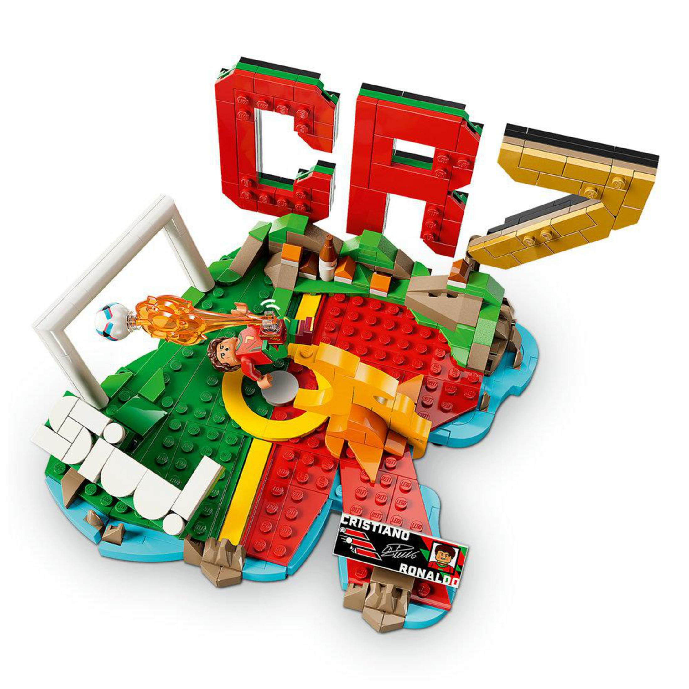 Model LEGO Cristiano Ronaldo z bramkami, piłką i jego imieniem.