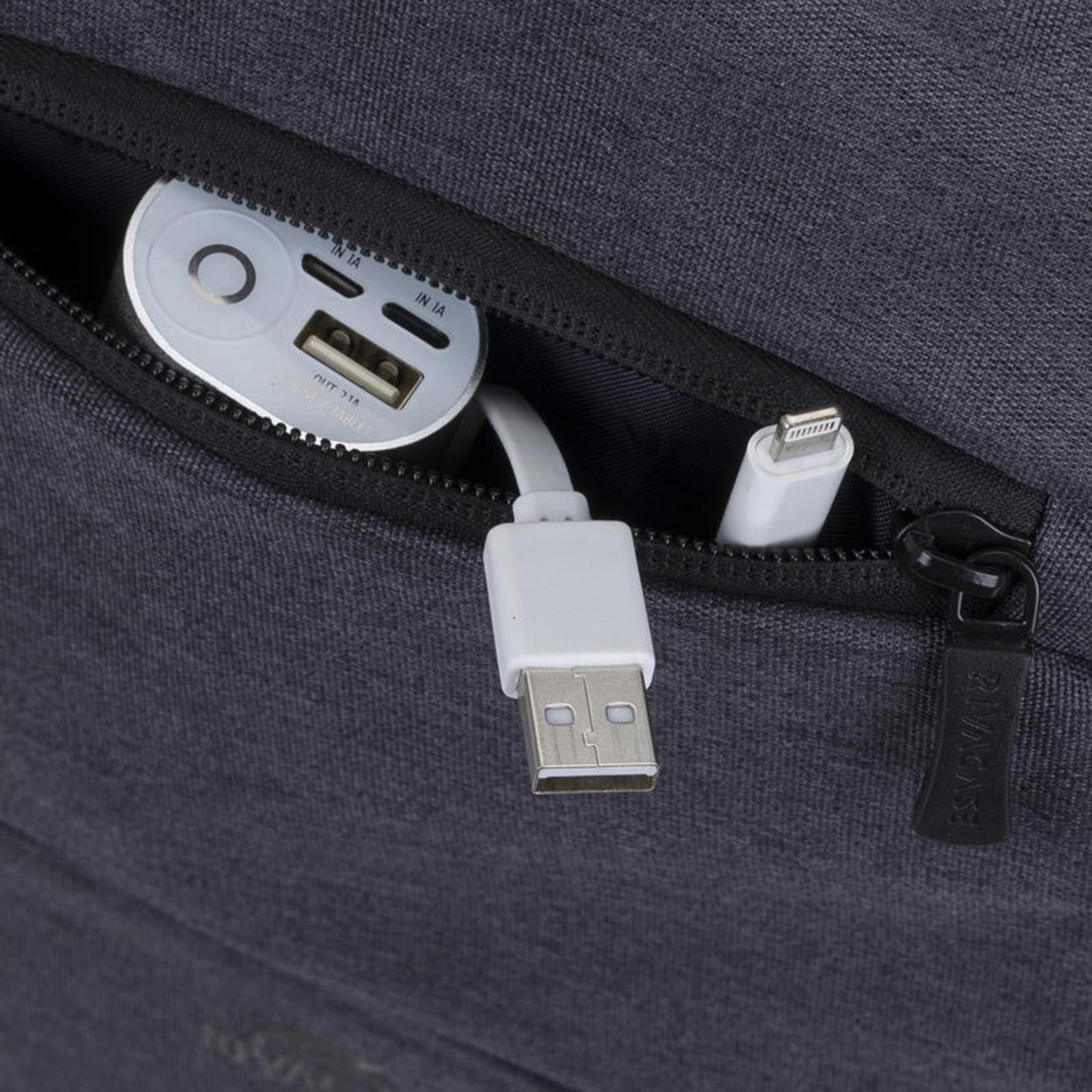 Un power bank argentato con due porte USB e cavi in una tasca scura.