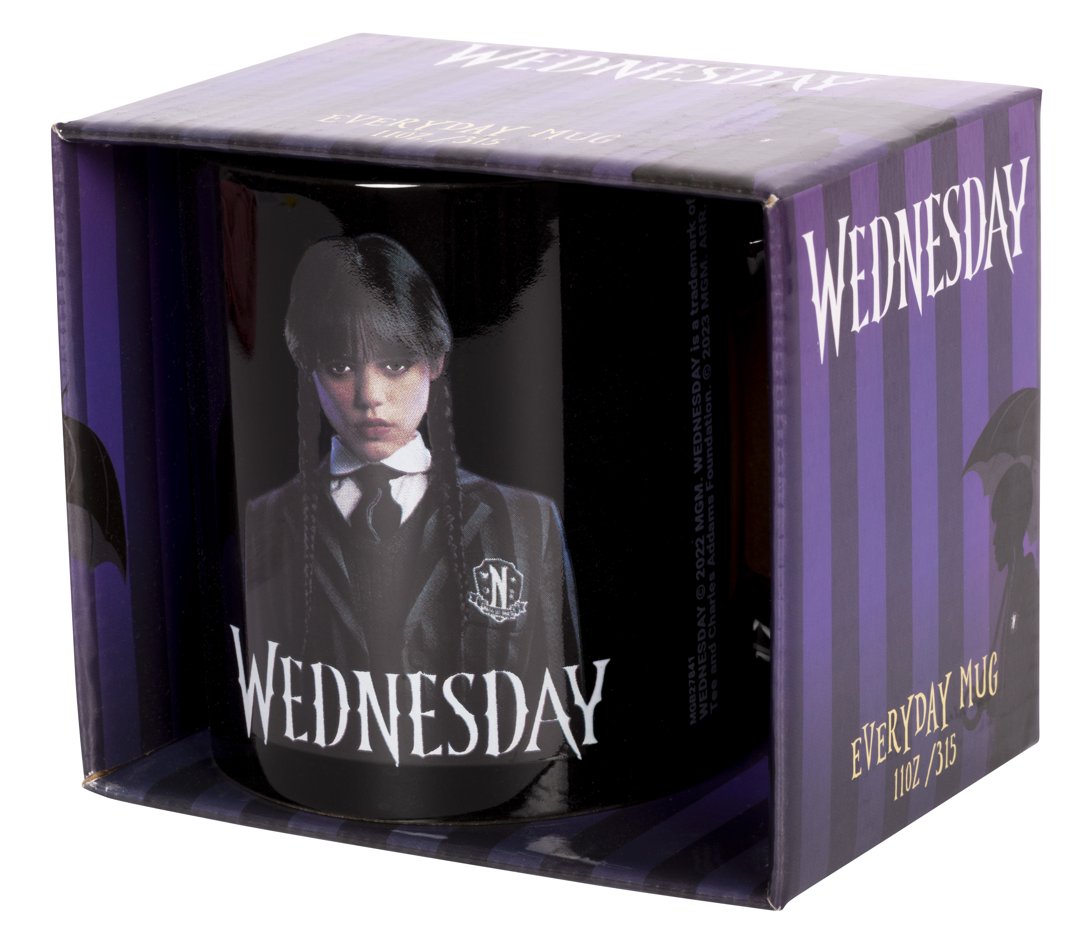 Eine Tasse mit Wednesday Addams und dem Schriftzug WEDNESDAY.