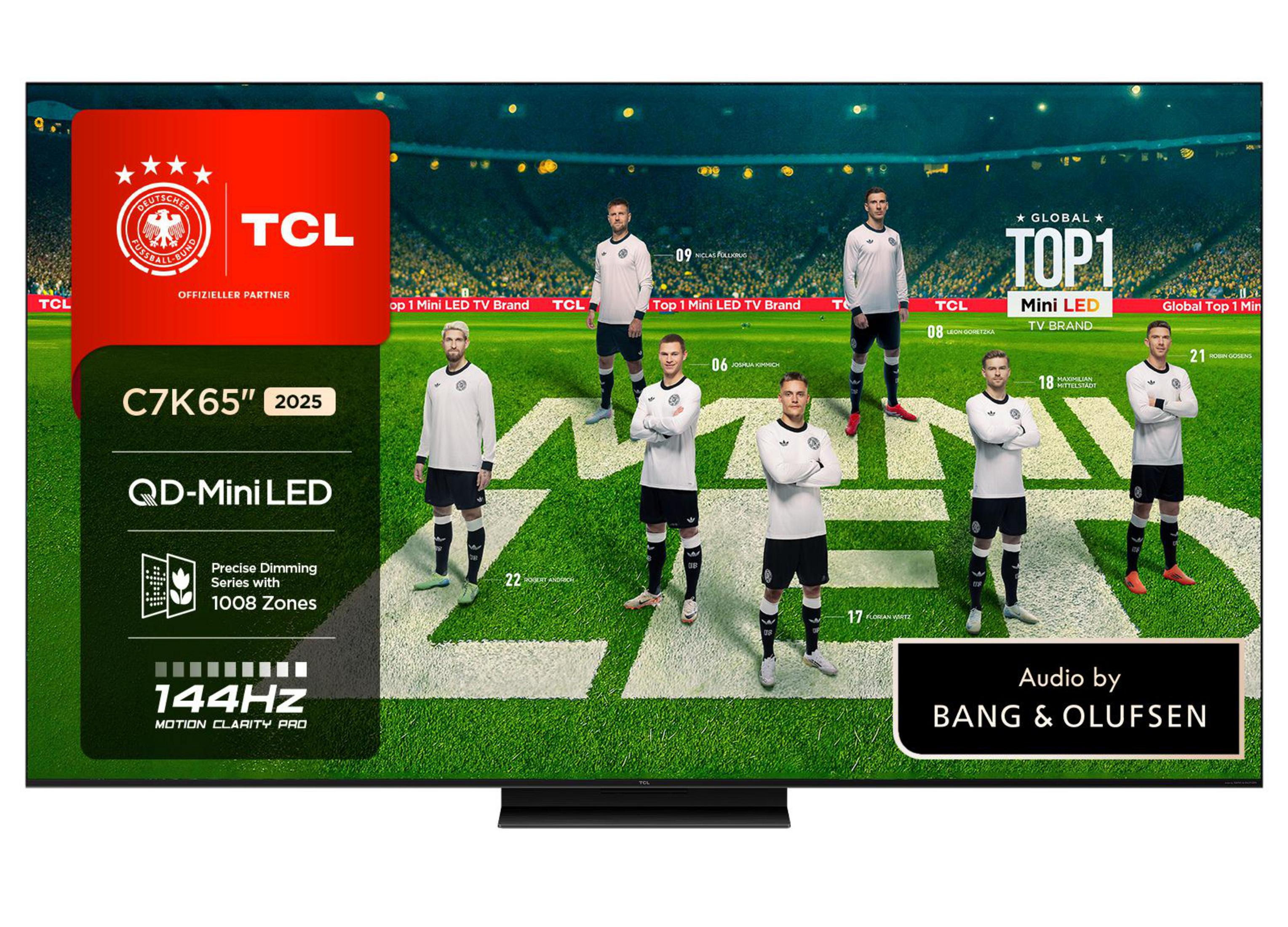 TV TCL C7K65 pulgadas QD-Mini LED con jugadores de fútbol en campo de césped.