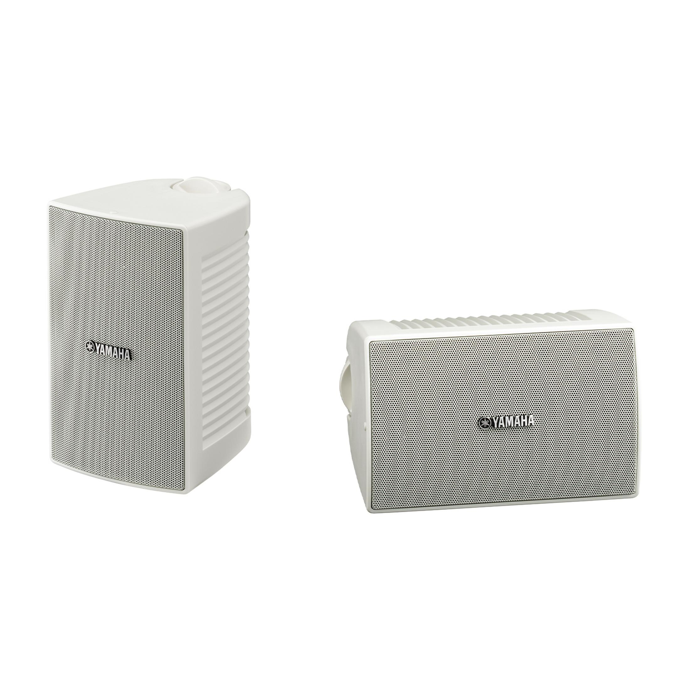 Dos altavoces Yamaha blancos, uno vertical y otro horizontal, sobre fondo blanco.