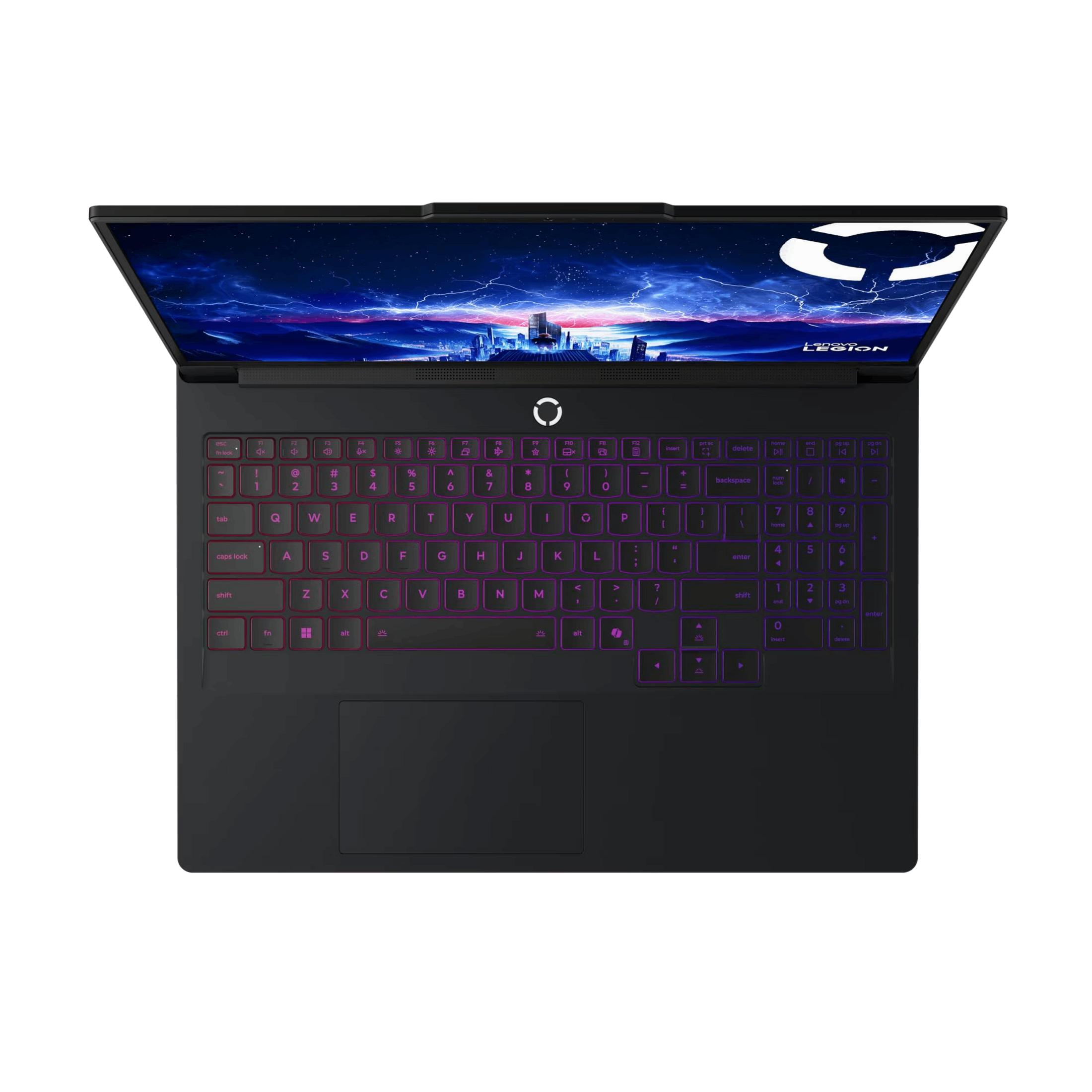 Un portátil negro con teclado retroiluminado y un paisaje urbano futurista en pantalla.