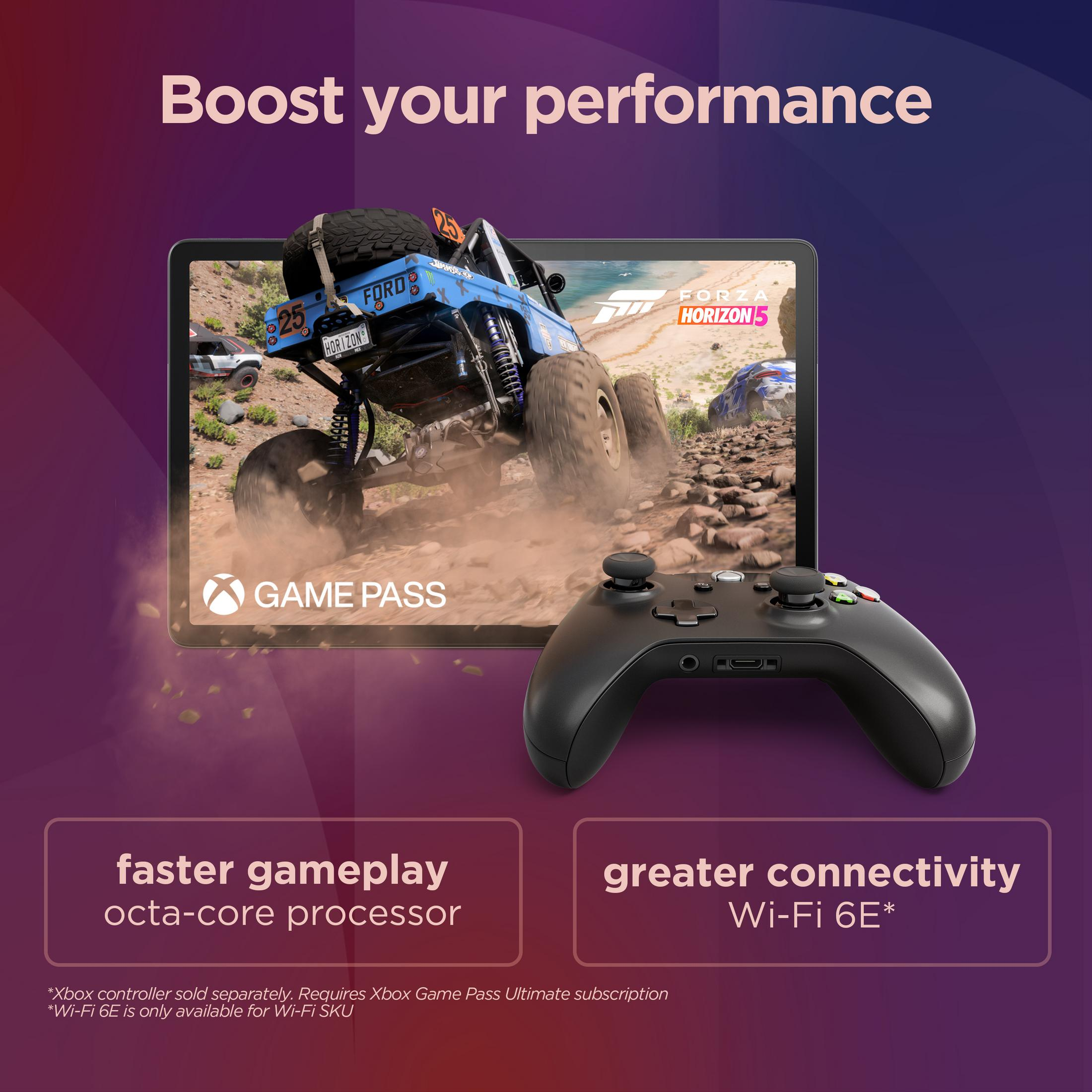 Un controller nero davanti a un tablet che mostra un gioco di corse.