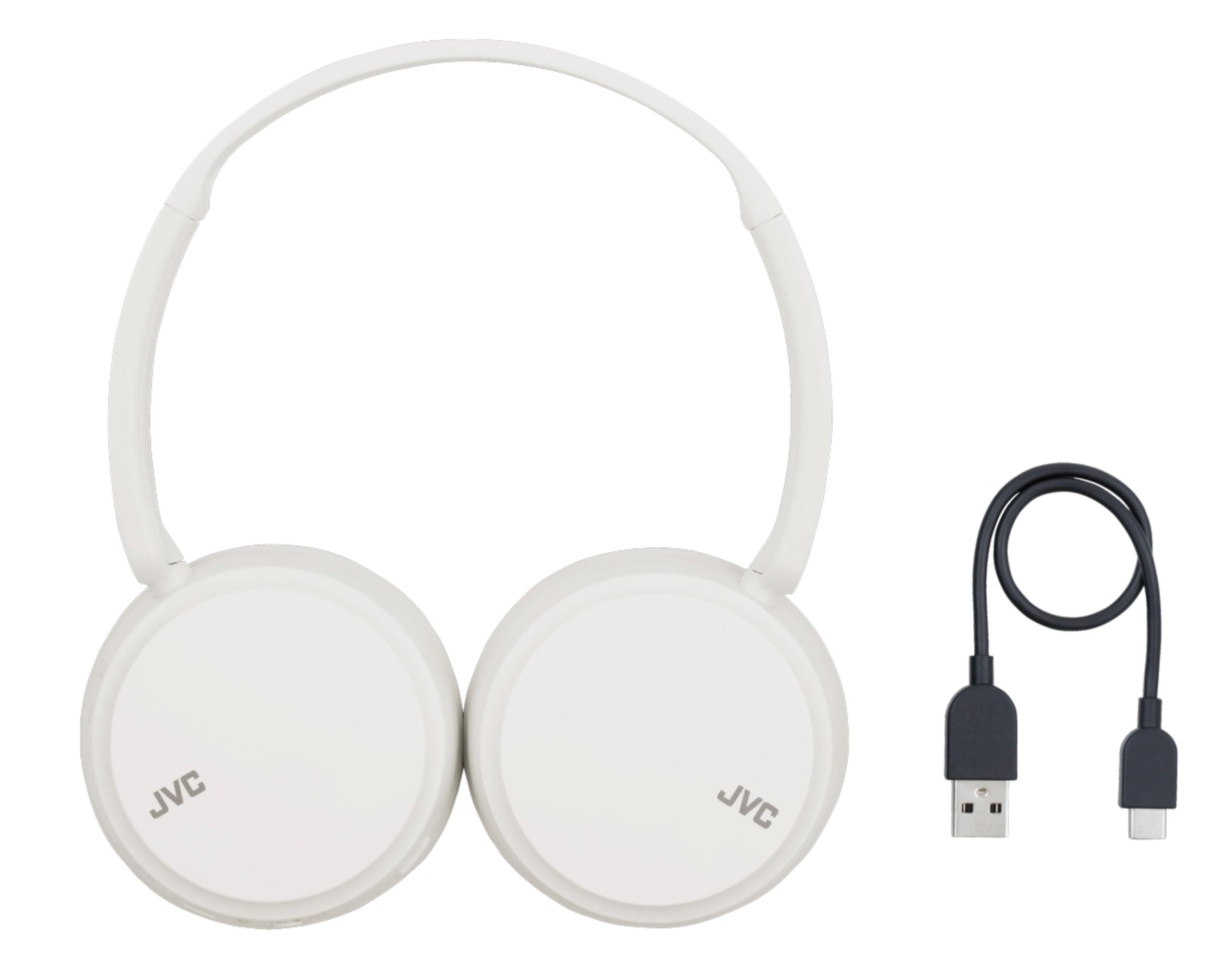 Białe słuchawki JVC z czarnym kablem ładującym USB-C na białym tle.