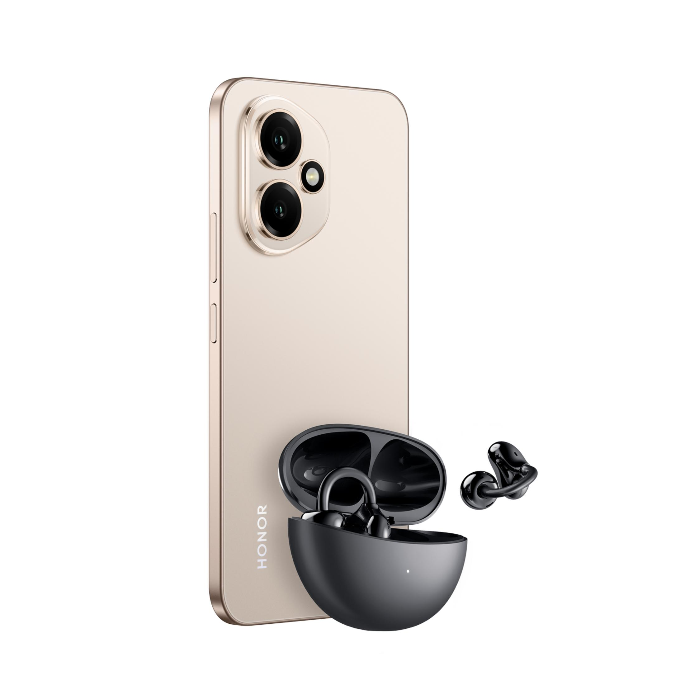 Un telefono Honor dorato con auricolari wireless neri parzialmente in una custodia di ricarica.