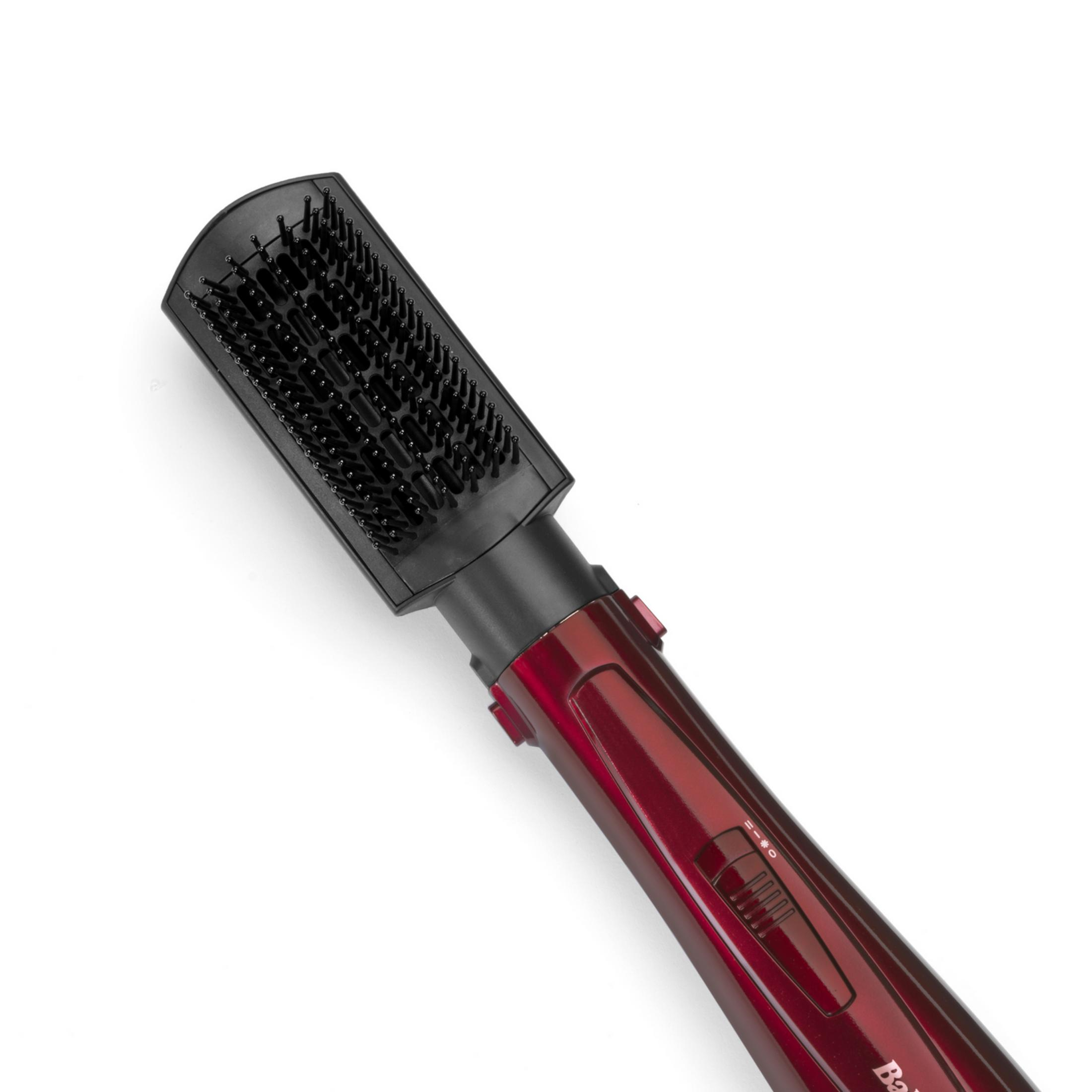 Un secador de pelo rojo con accesorio de cepillo negro sobre fondo blanco.