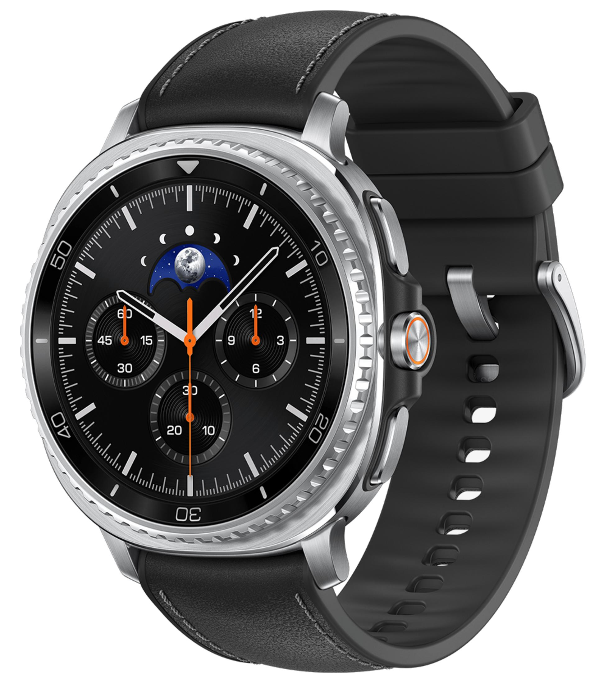 Uno smartwatch argentato con quadrante nero, cinturino in pelle e gomma.