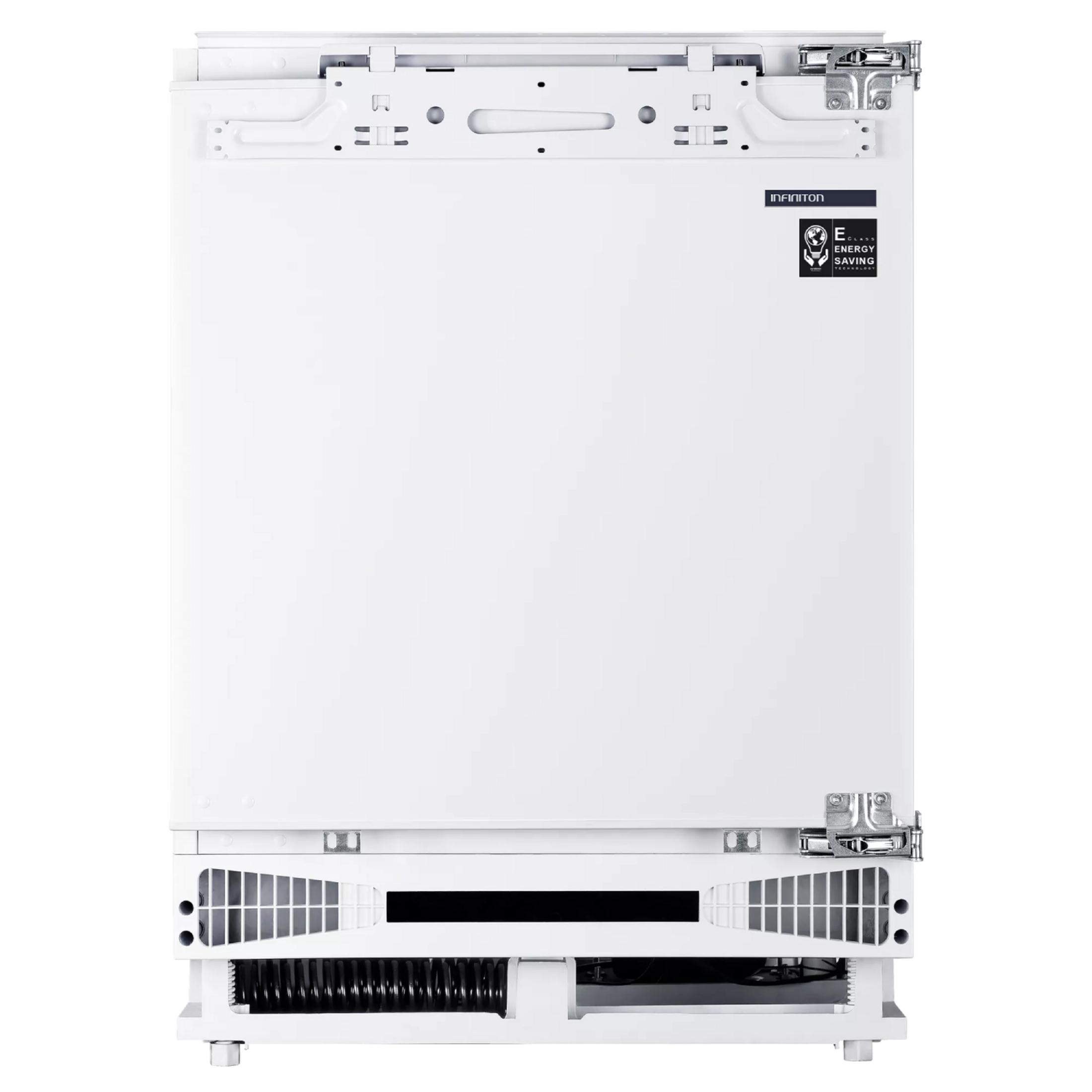 Puerta de frigorífico blanca con etiqueta de eficiencia energética y rejilla de ventilación abajo.