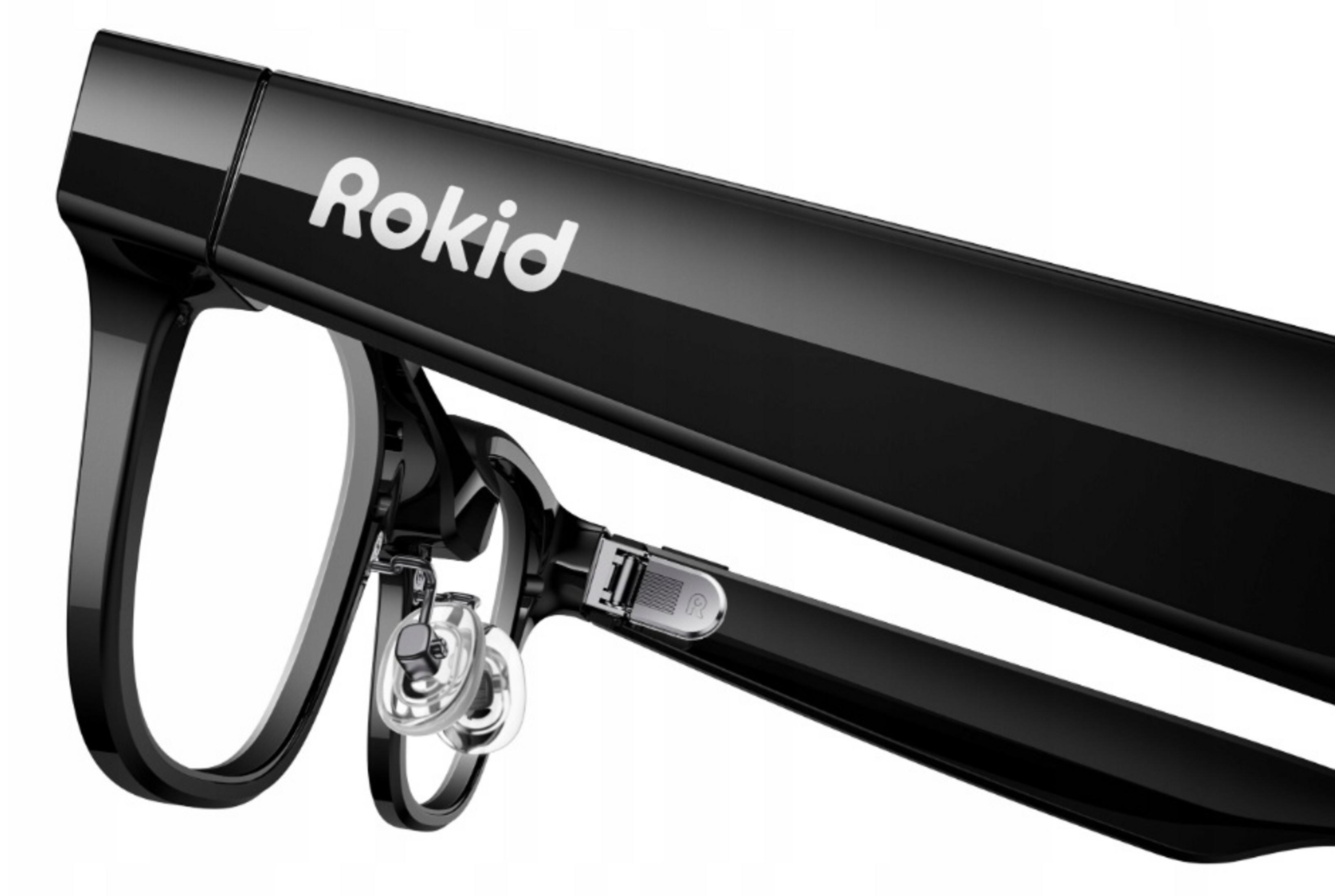 Gafas negras con logo blanco Rokid y almohadillas nasales transparentes.
