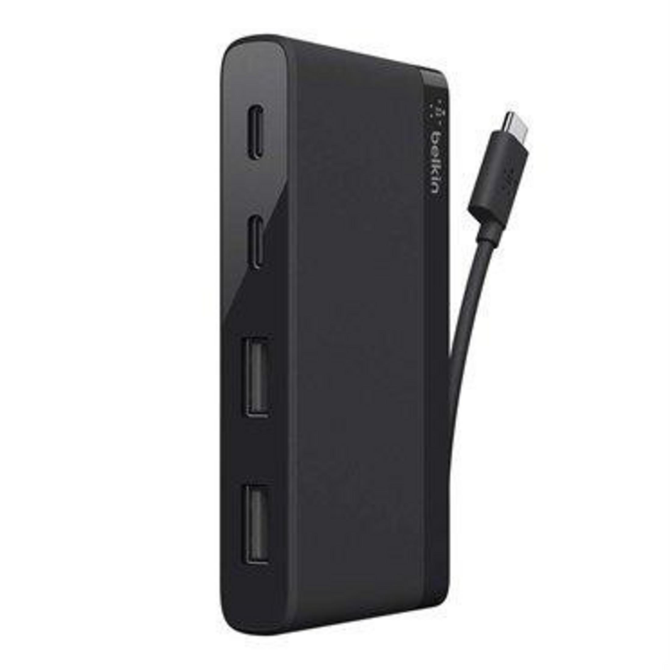 Hub USB-C Belkin nero con due porte USB-A e una porta USB-C.