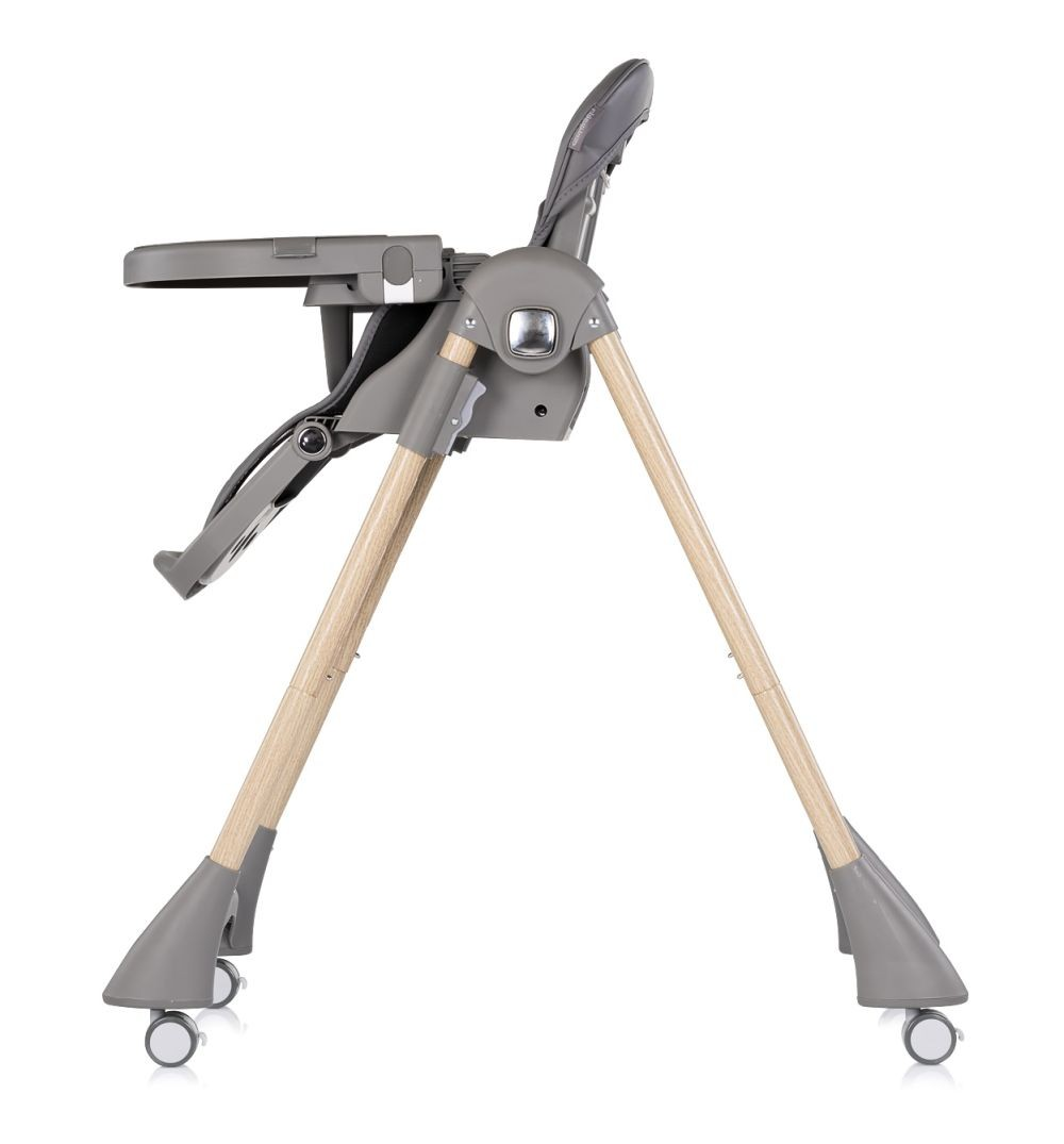 Ein grauer Hochstuhl mit Holzbeinen und Rädern, von der Seite gesehen.