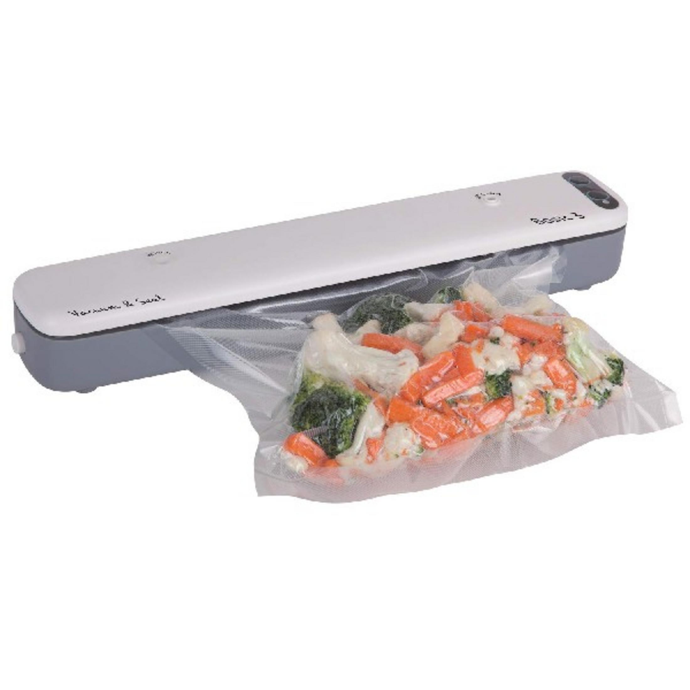 Una máquina envasadora al vacío sella una bolsa de zanahorias, brócoli y coliflor.