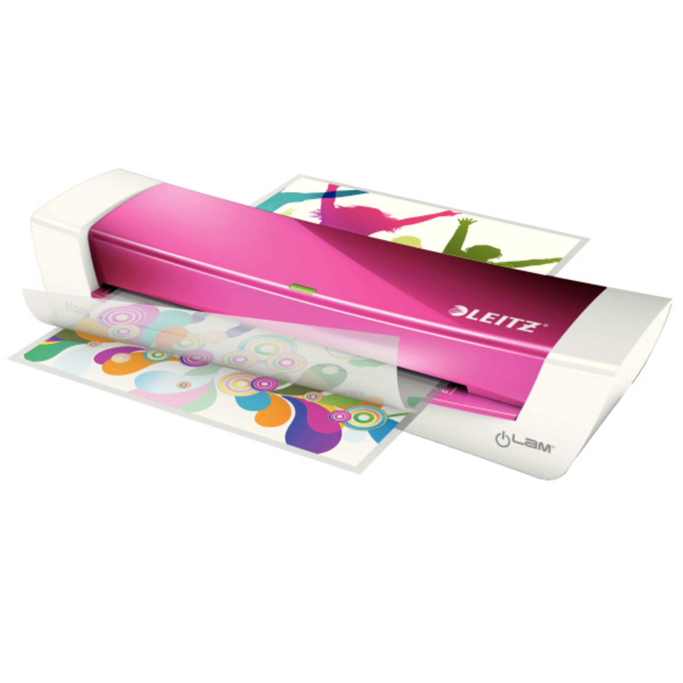 Ein pink-weißer Laminator mit zwei Blättern Papier, eines mit abstrakten Mustern und eines mit einer Silhouette von Menschen.