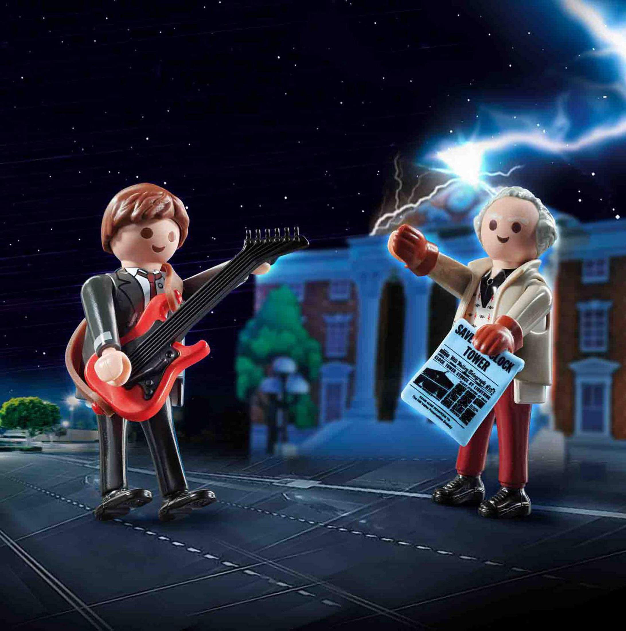 Marty McFly suona la chitarra davanti a Doc Brown che tiene un giornale con un fulmine.