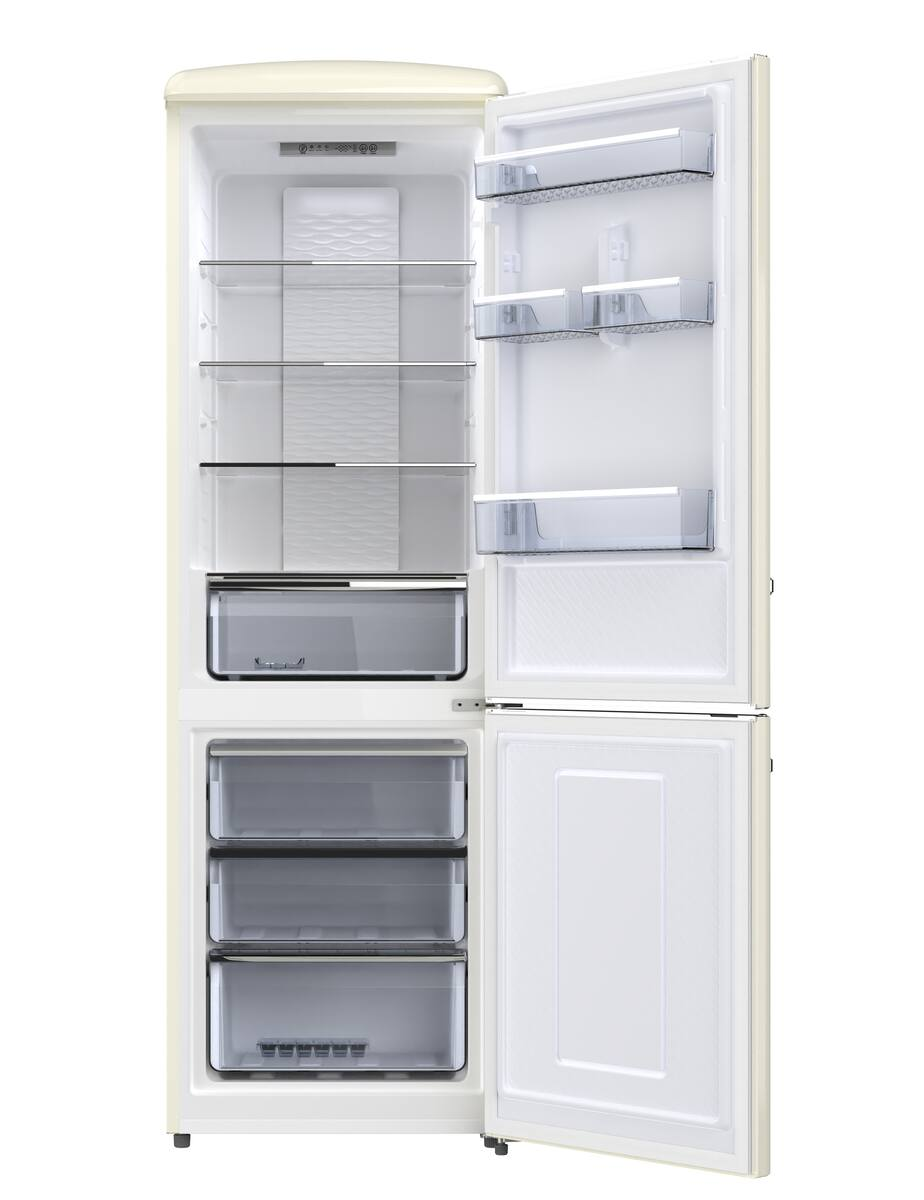 Ein offener, cremefarbener Kühlschrank mit Regalen und Schubladen.