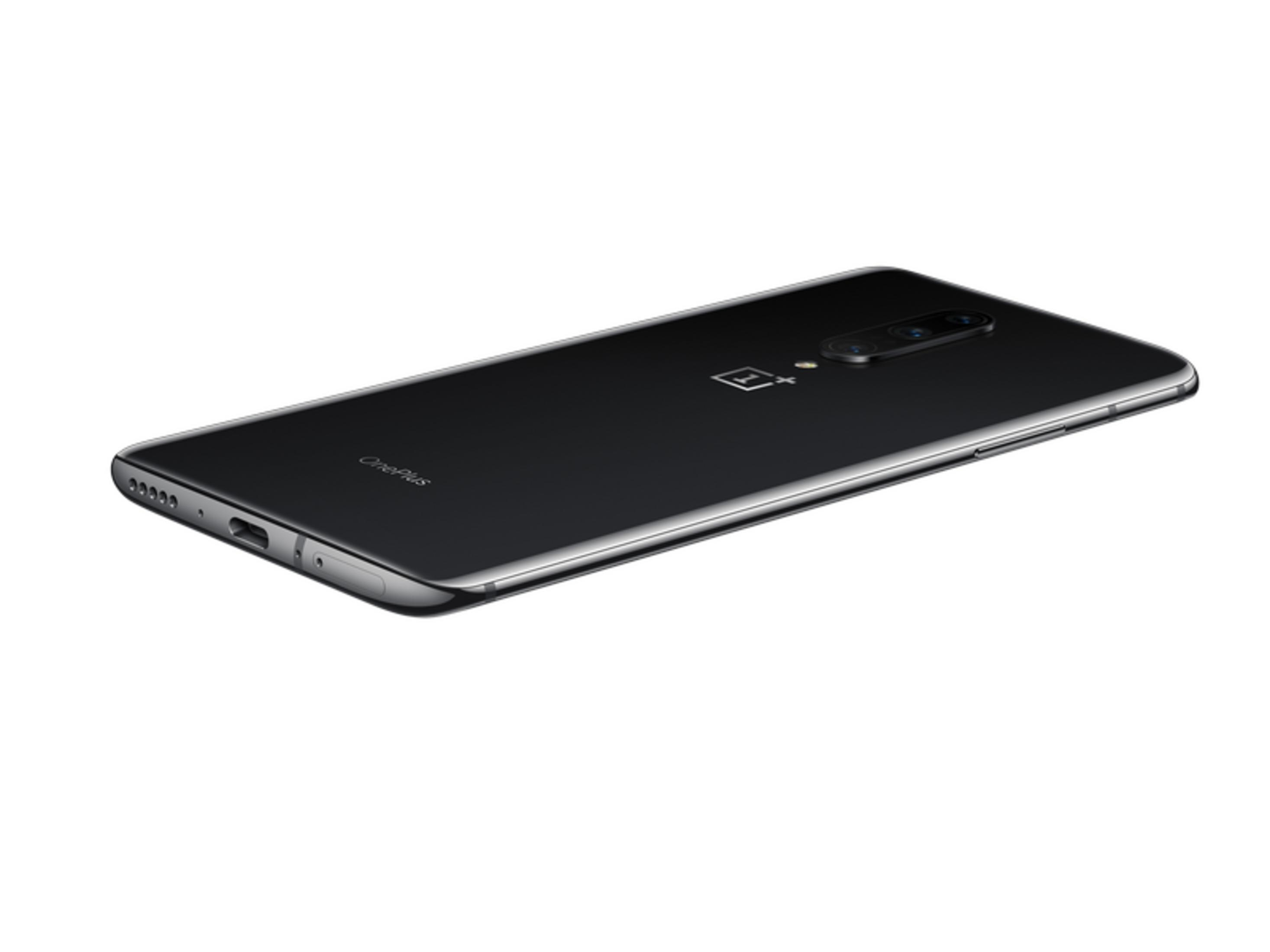Un smartphone noir avec trois caméras à l'arrière.