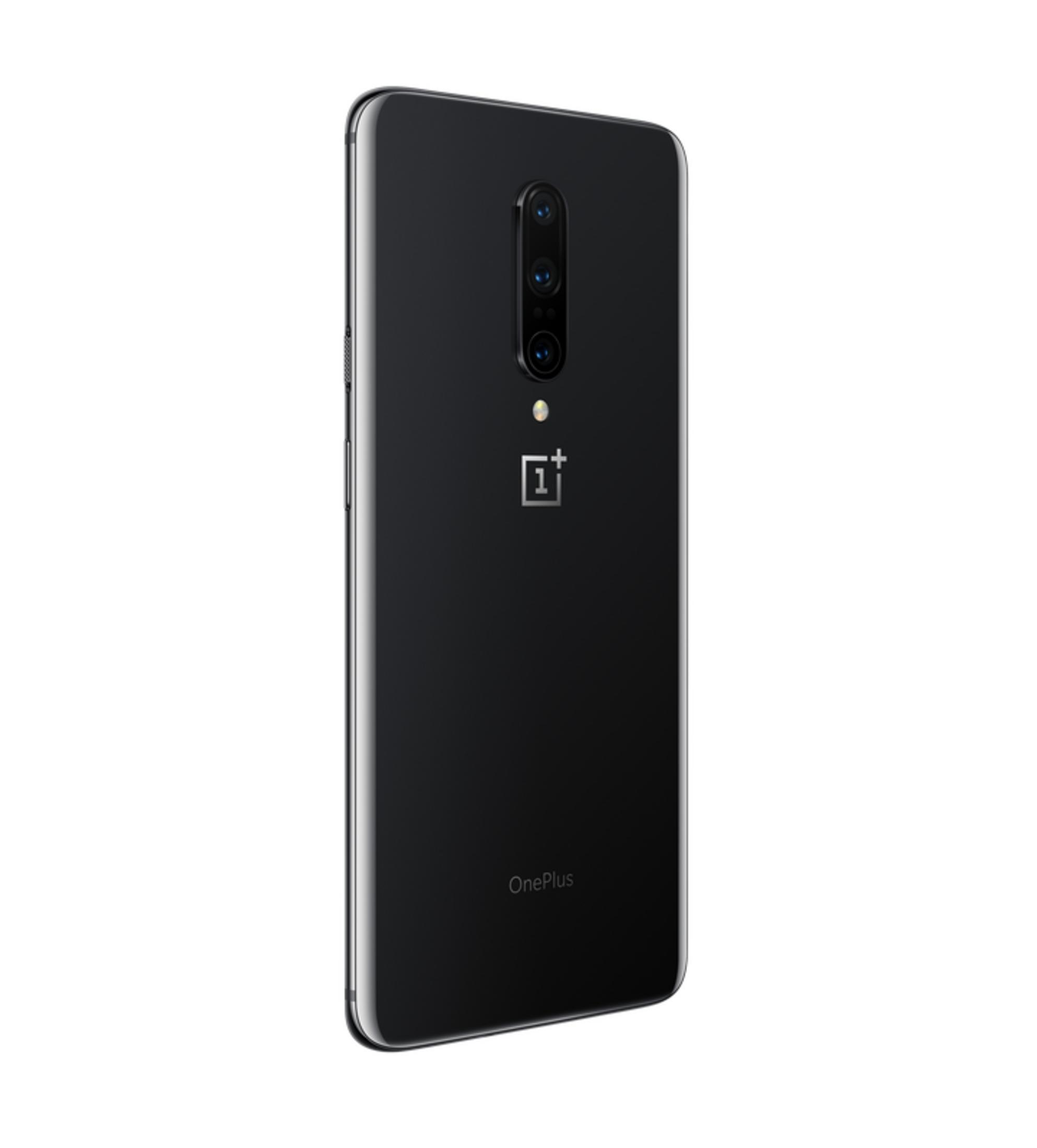Arrière d'un smartphone OnePlus noir avec trois caméras et logo.