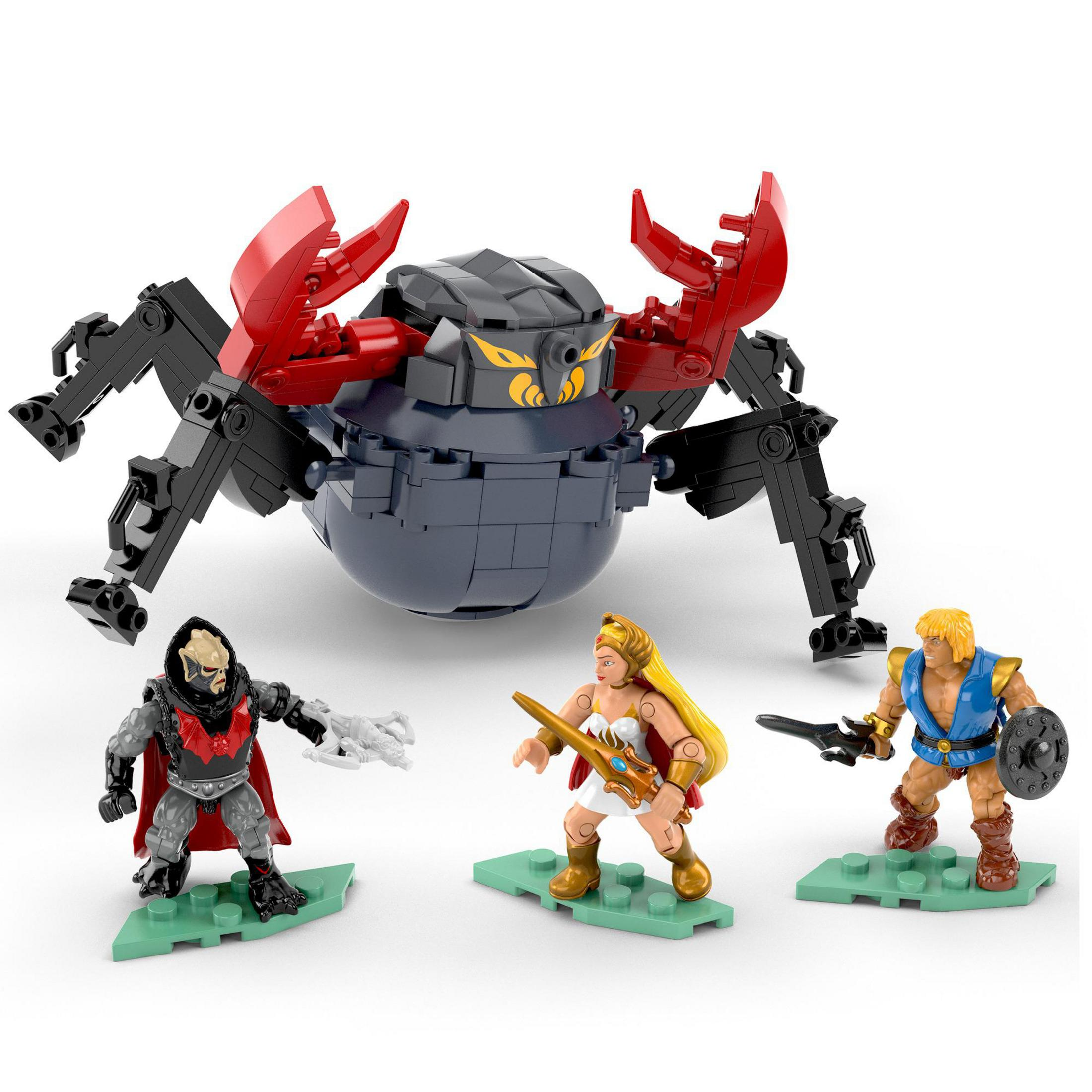 Un mecha escorpión de juguete con tres figuras: He-Man, She-Ra y Skeletor.