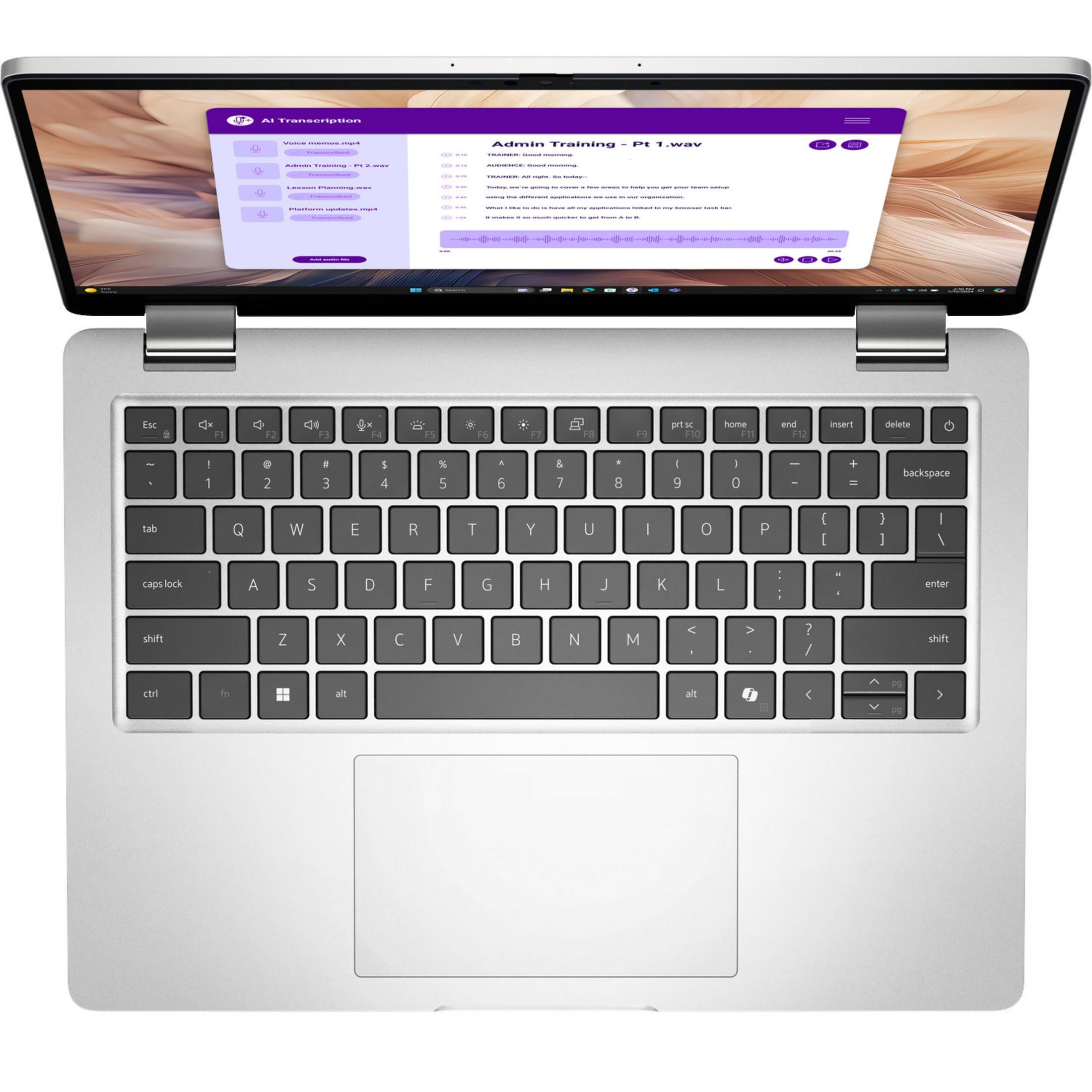 Ein offener Laptop zeigt eine Transkriptions-App mit Audio-Dateien und Wellenformen.
