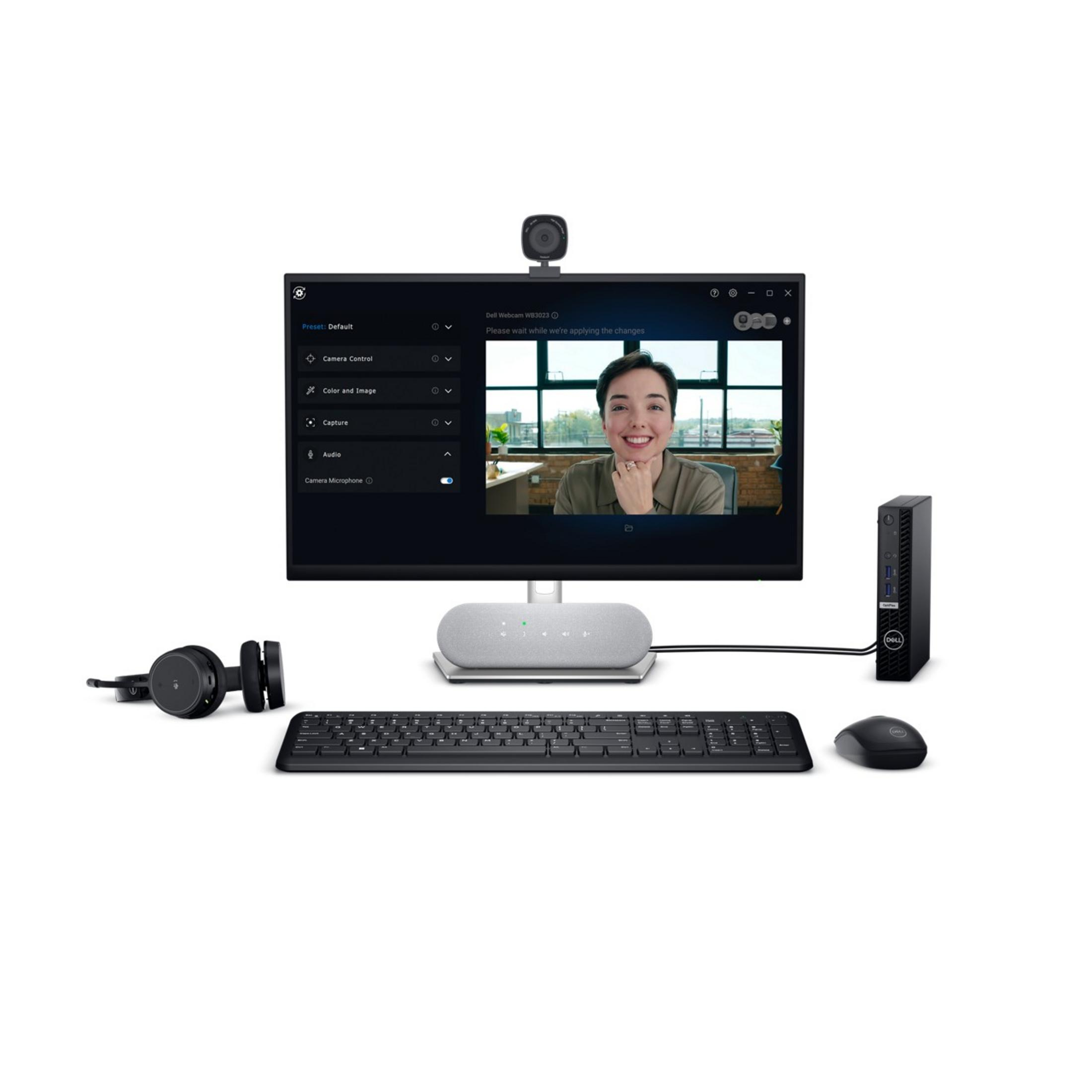 Un computer desktop Dell con monitor, tastiera, mouse, webcam e altoparlante.