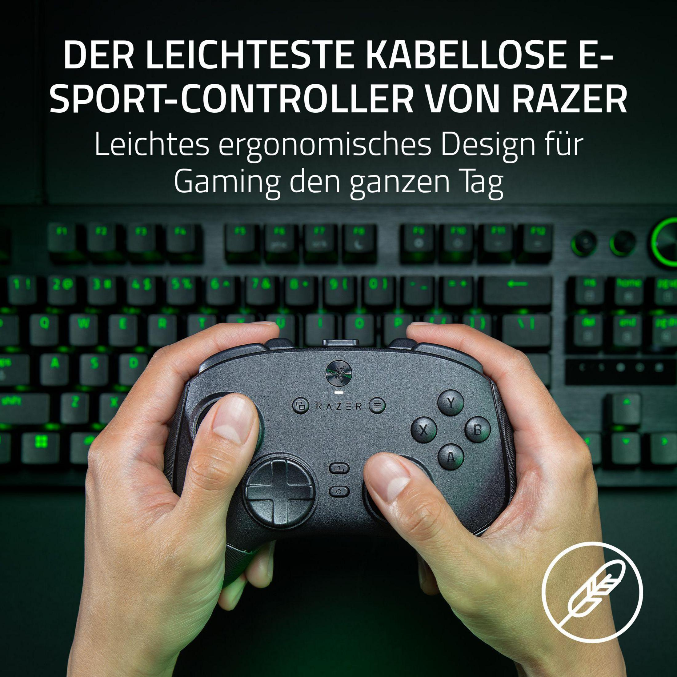 Persona tiene un controller Razer nero davanti a una tastiera retroilluminata.
