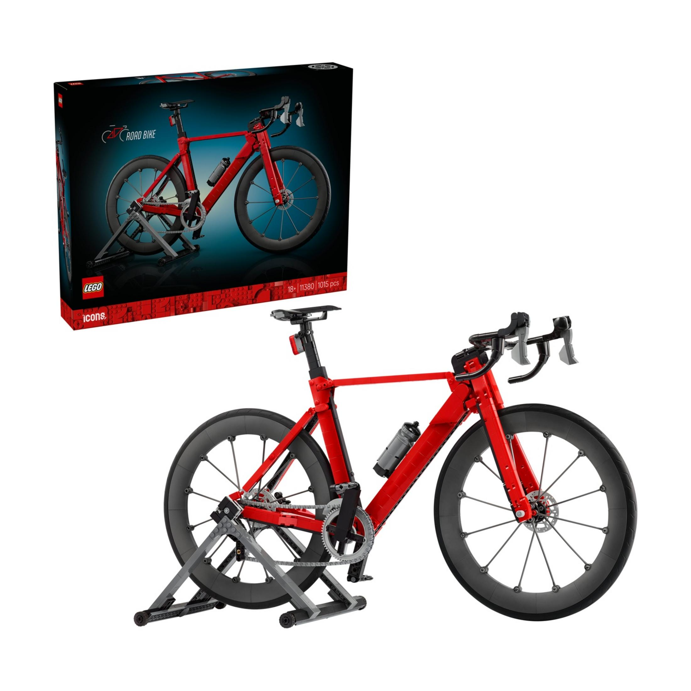 Una bicicleta de carretera Lego roja en un soporte plateado junto a su caja.