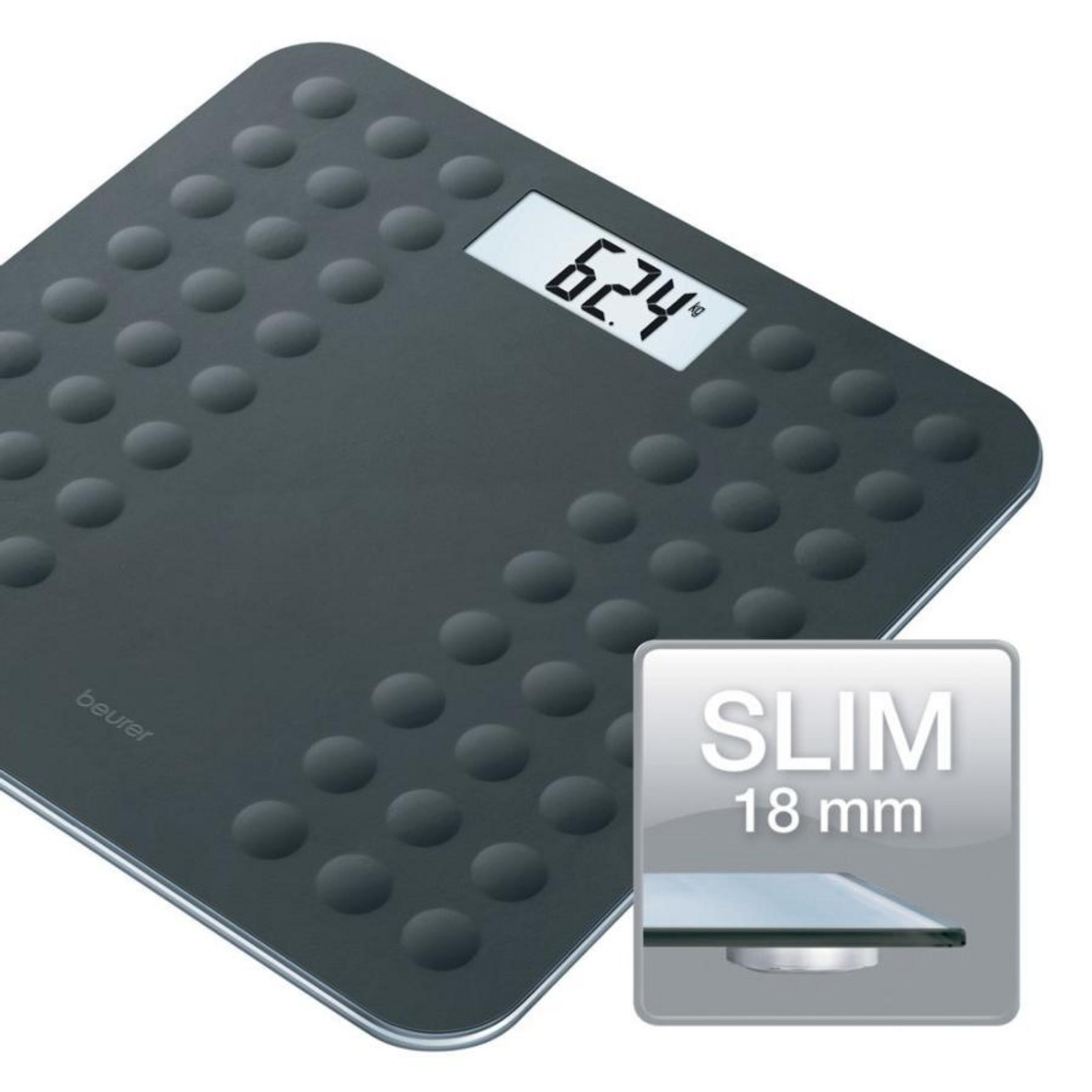 Graue Personenwaage mit digitaler Anzeige von 62,4 kg. Slim 18 mm.