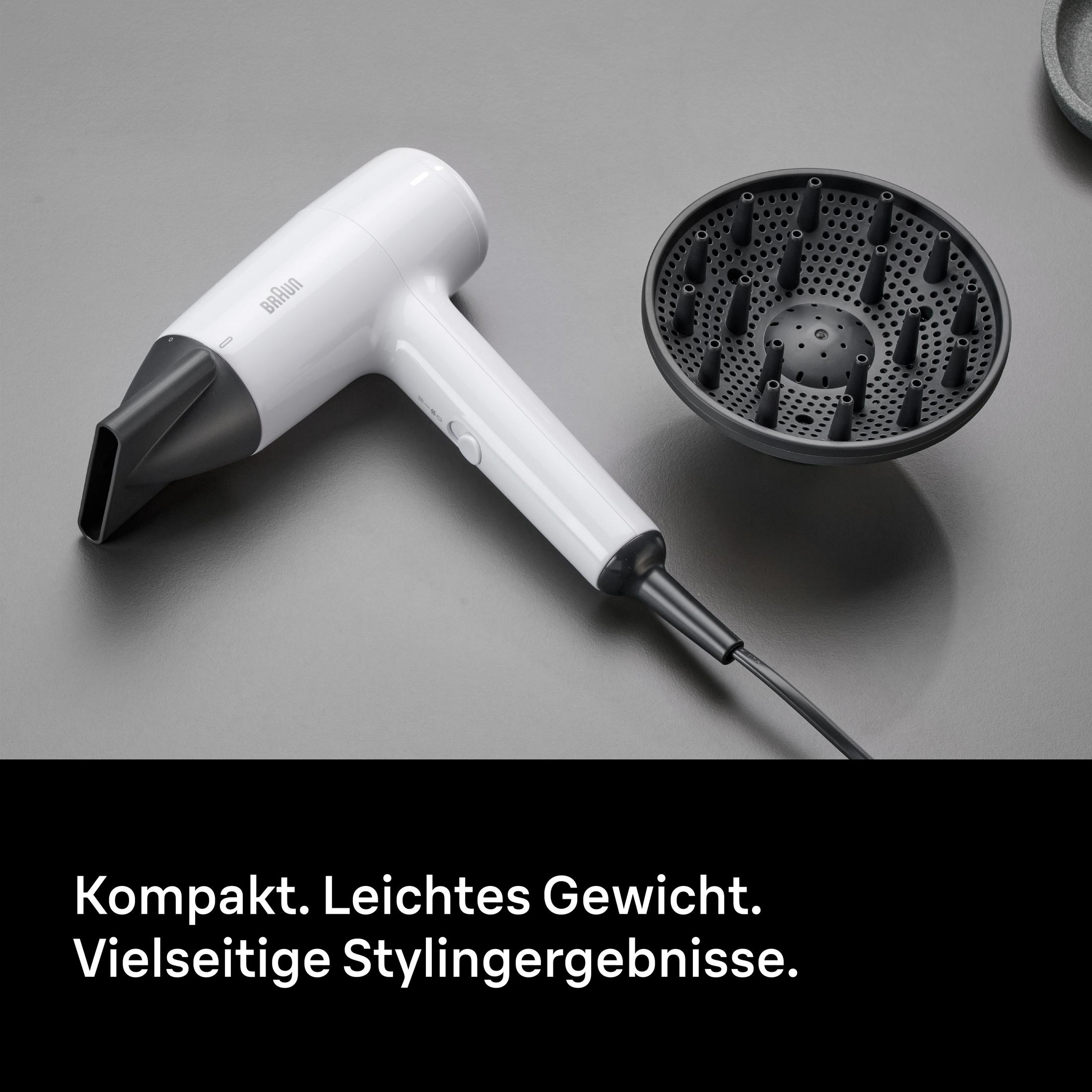 Ein weißer Braun Föhn mit Diffusoraufsatz auf grauem Hintergrund.