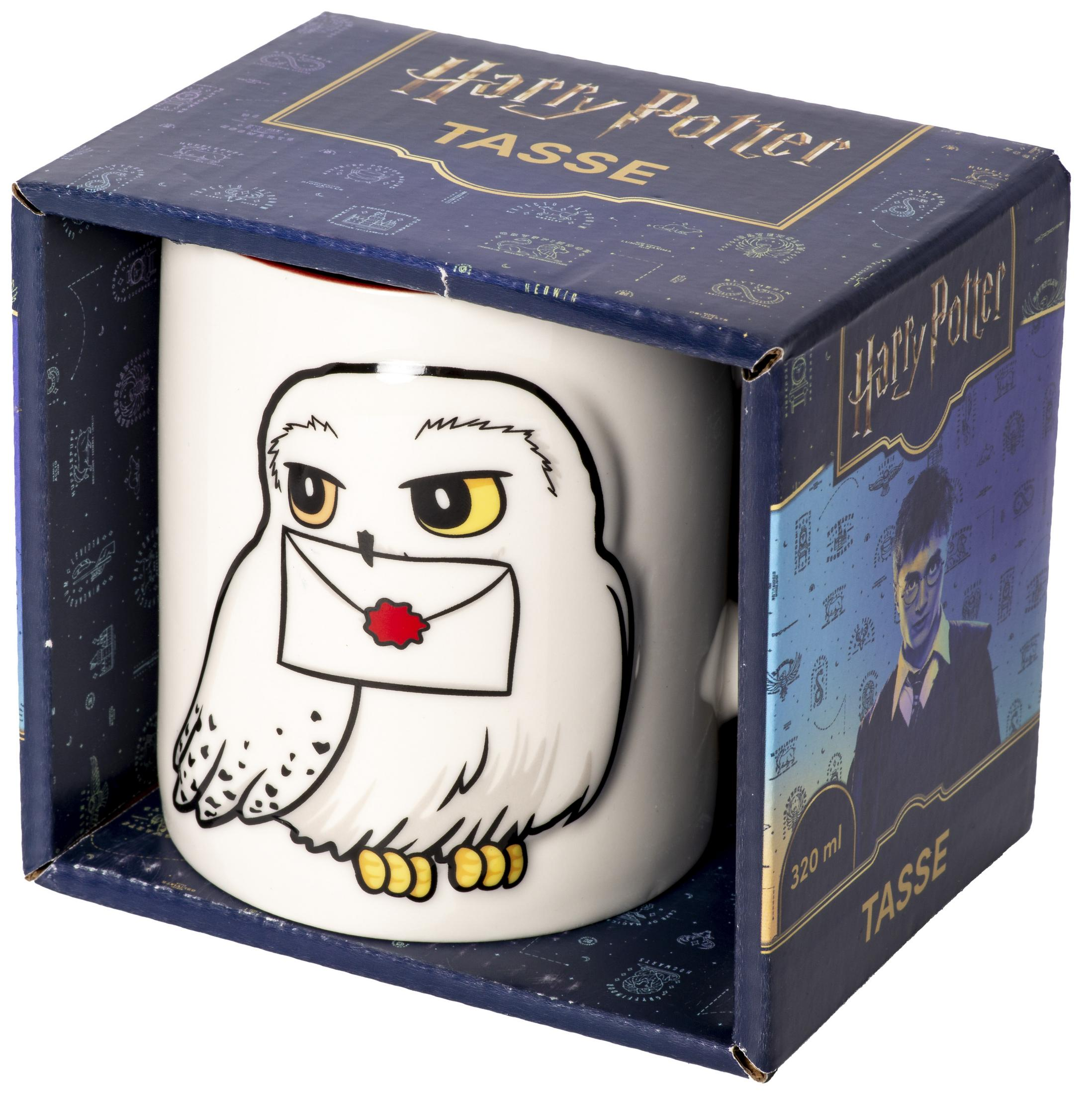 Eine weiße Tasse mit Hedwig, dem Eulenmotiv aus Harry Potter, in einer dunkelblauen Harry Potter Box.