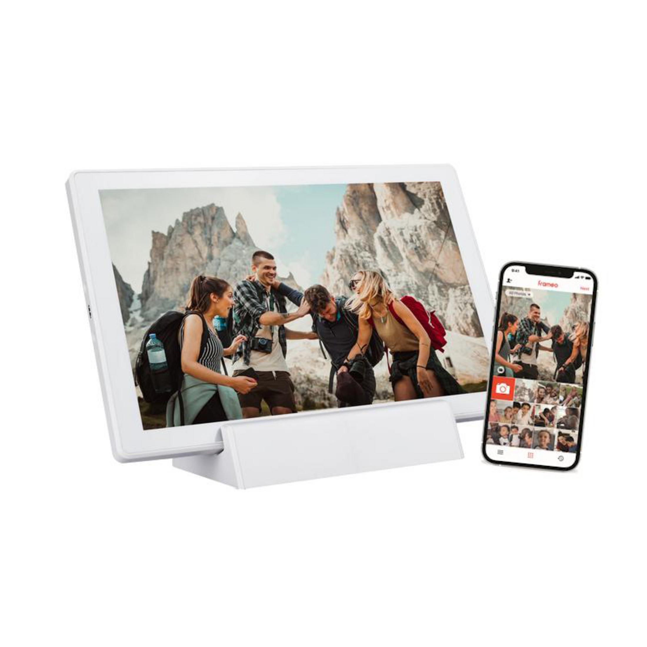 Ein Tablet und Smartphone zeigen Fotos von Menschen beim Wandern in den Bergen.