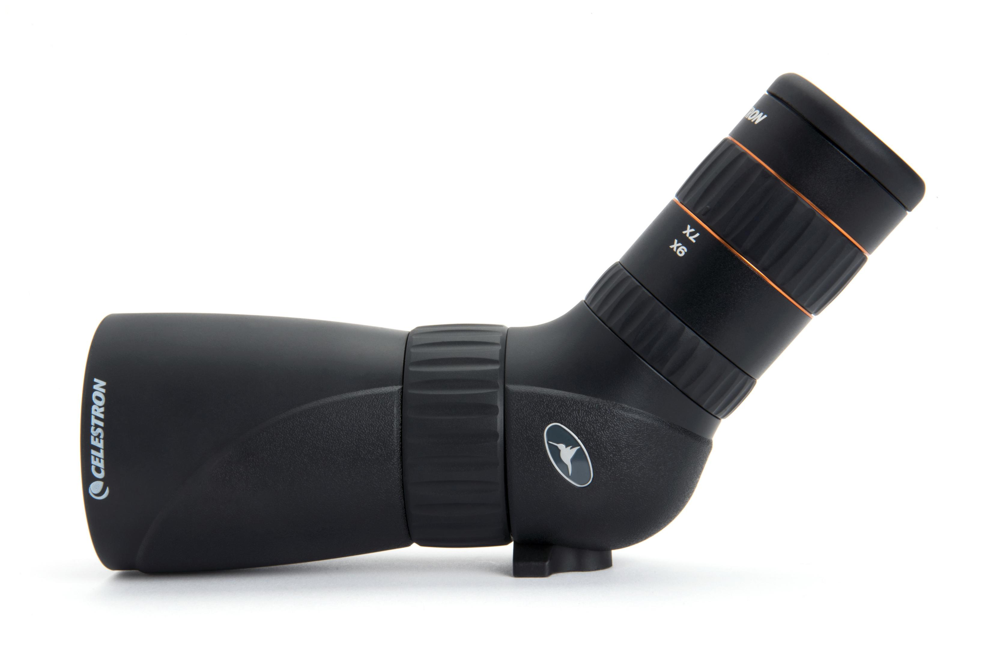 Schwarzes Celestron Spektiv mit abgewinkeltem Okular und orangen Ringen. Weißer Hintergrund.