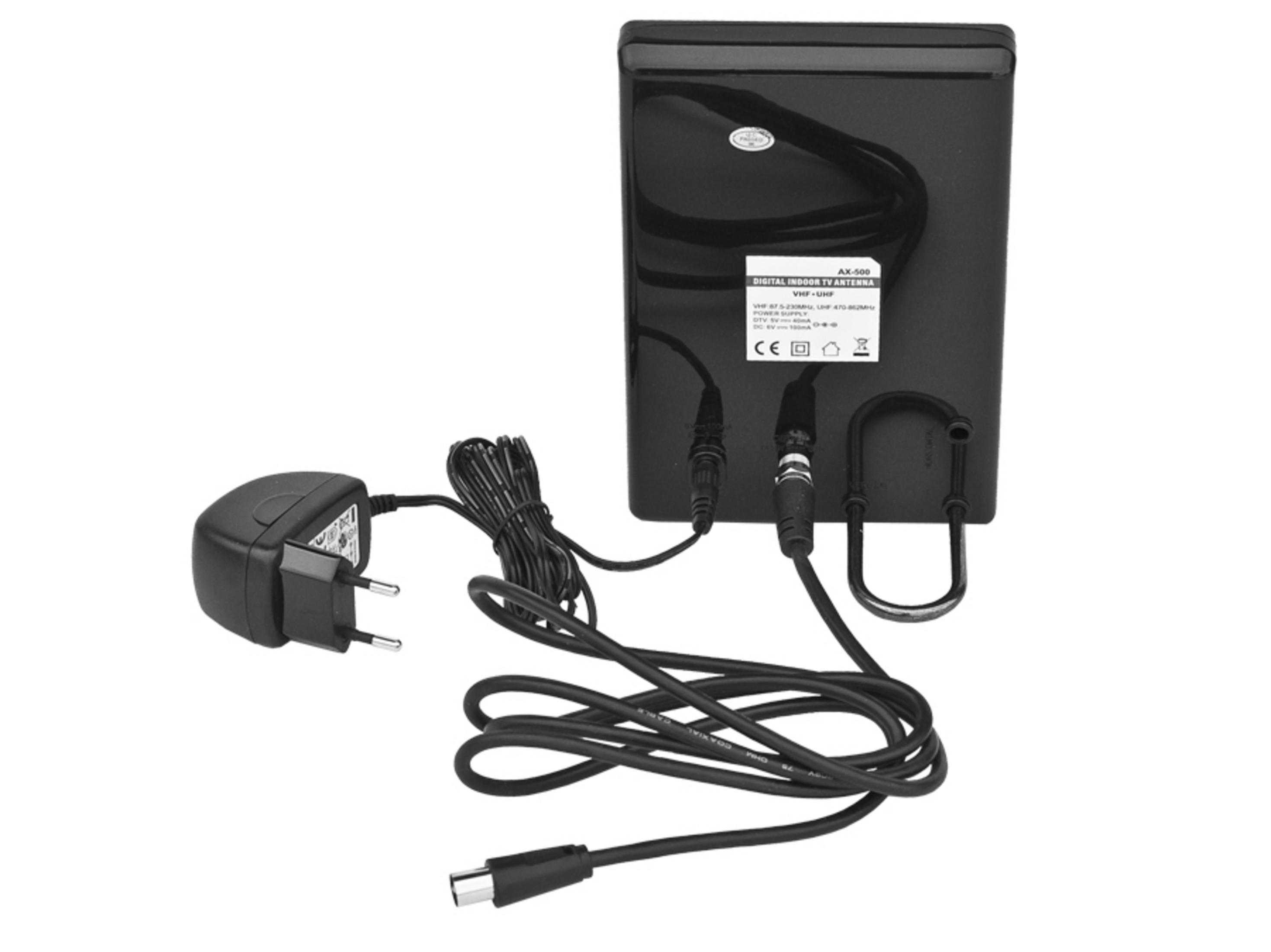 Schwarzer digitaler Indoor-TV-Antenne mit Netzteil und Kabeln, wei isoliert.