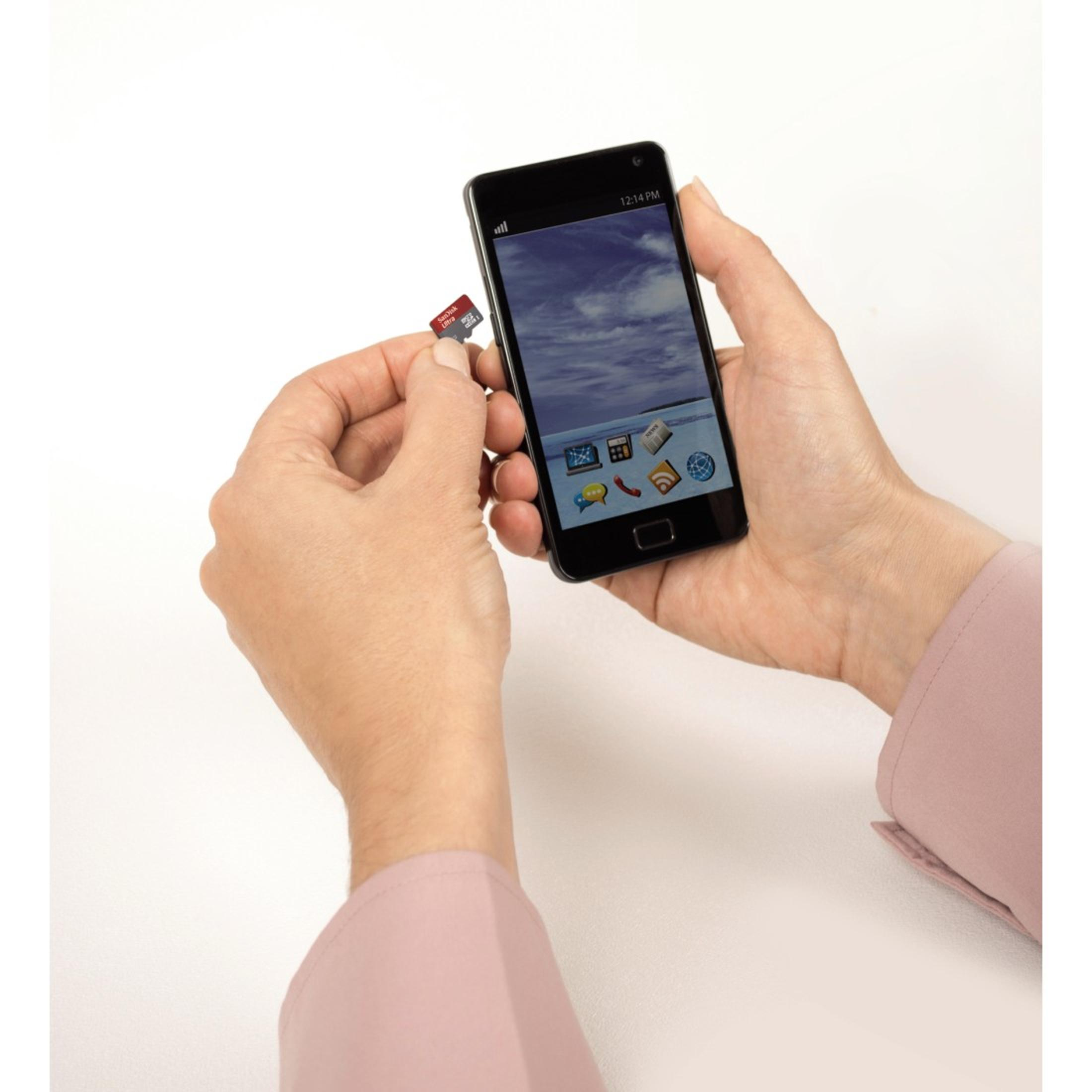 Persona inserisce una scheda microSD rossa in uno smartphone.