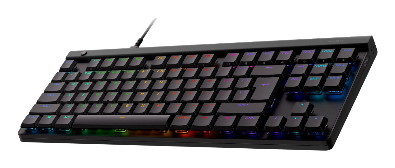 Teclado mecánico negro con retroiluminación RGB, primer plano de las teclas.