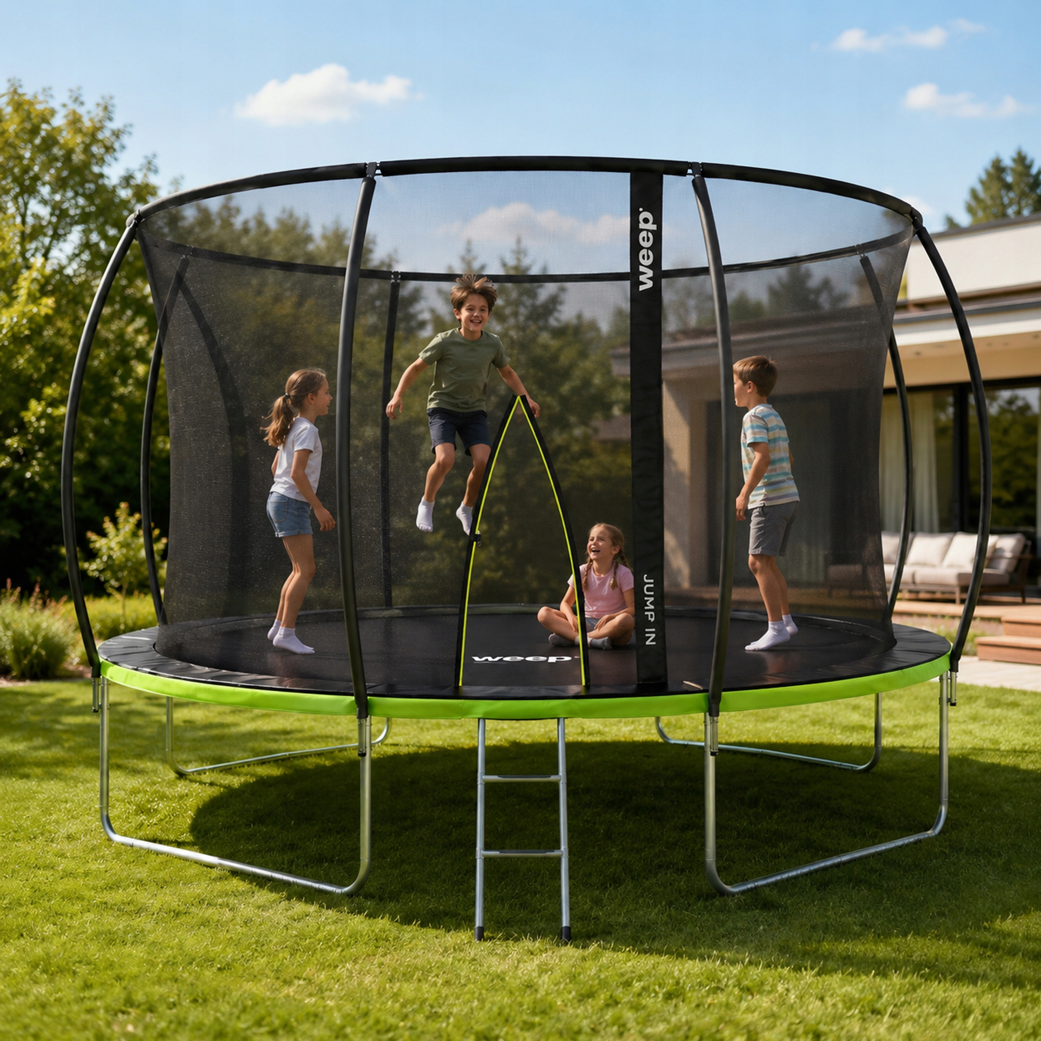 Cztery dzieci na trampolinie w ogrodzie. Jedno skacze, jedno siedzi, dwoje stoi.