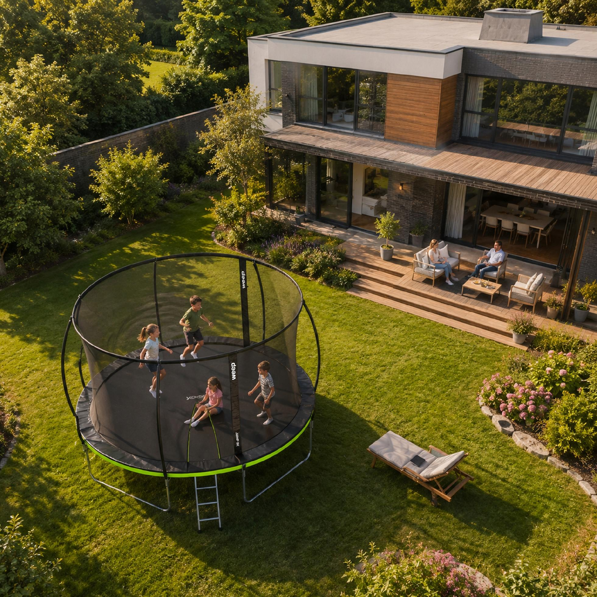 Dzieci skaczą na trampolinie przed nowoczesnym domem z tarasem i ogrodem.