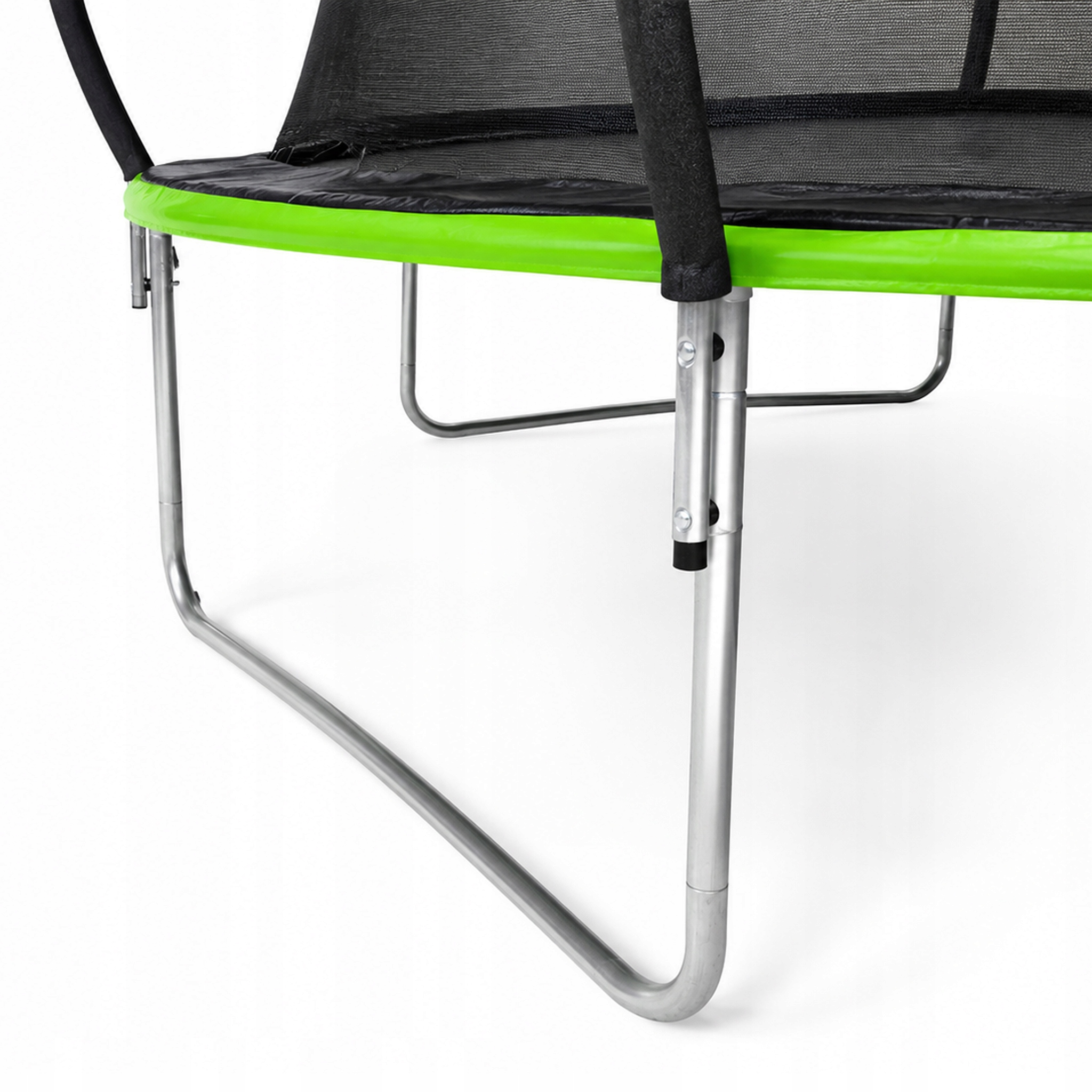 Zbliżenie trampoliny z zieloną ramą, czarną siatką zabezpieczającą i metalowymi nogami.