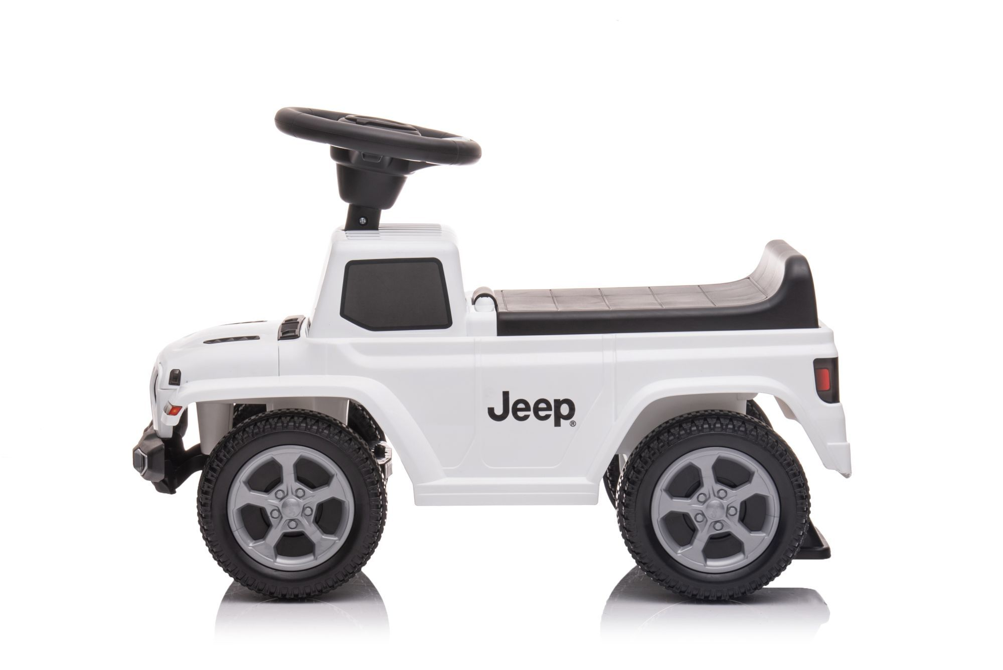 Biały jeździk Jeep z czarną kierownicą i siedzeniem.