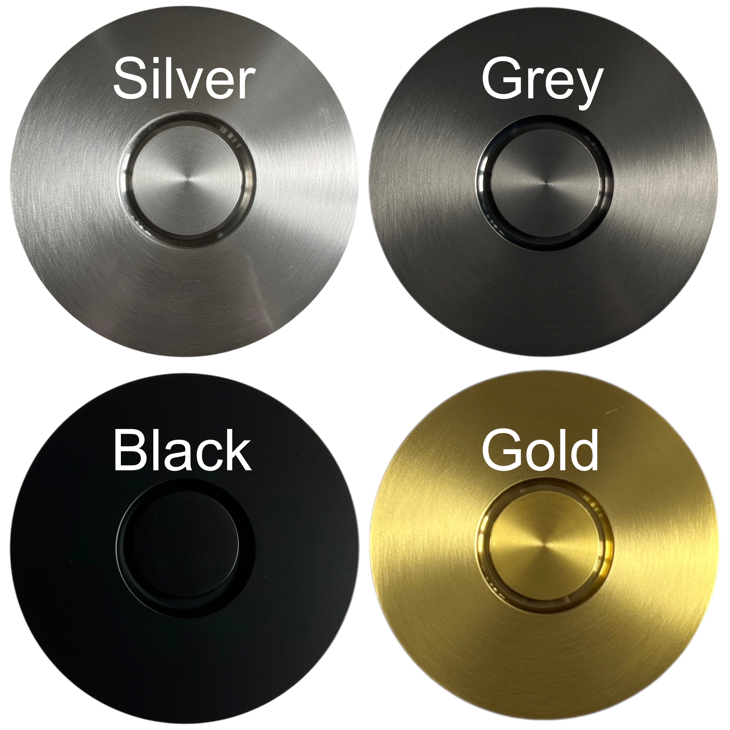 Vier runde Knöpfe in Silber, Grau, Schwarz und Gold, mit gebürsteter Oberfläche.