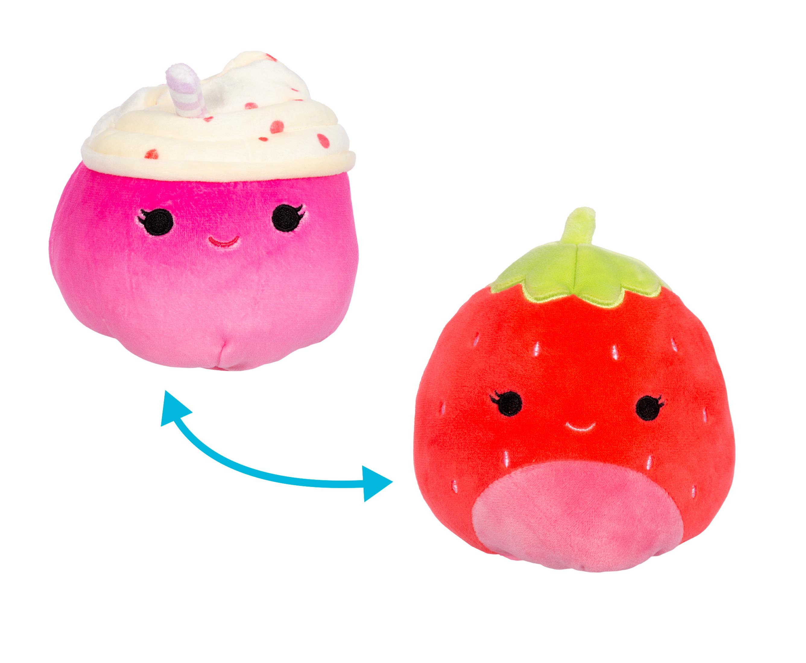 Due peluche: una fragola e una bevanda con panna e cannuccia.