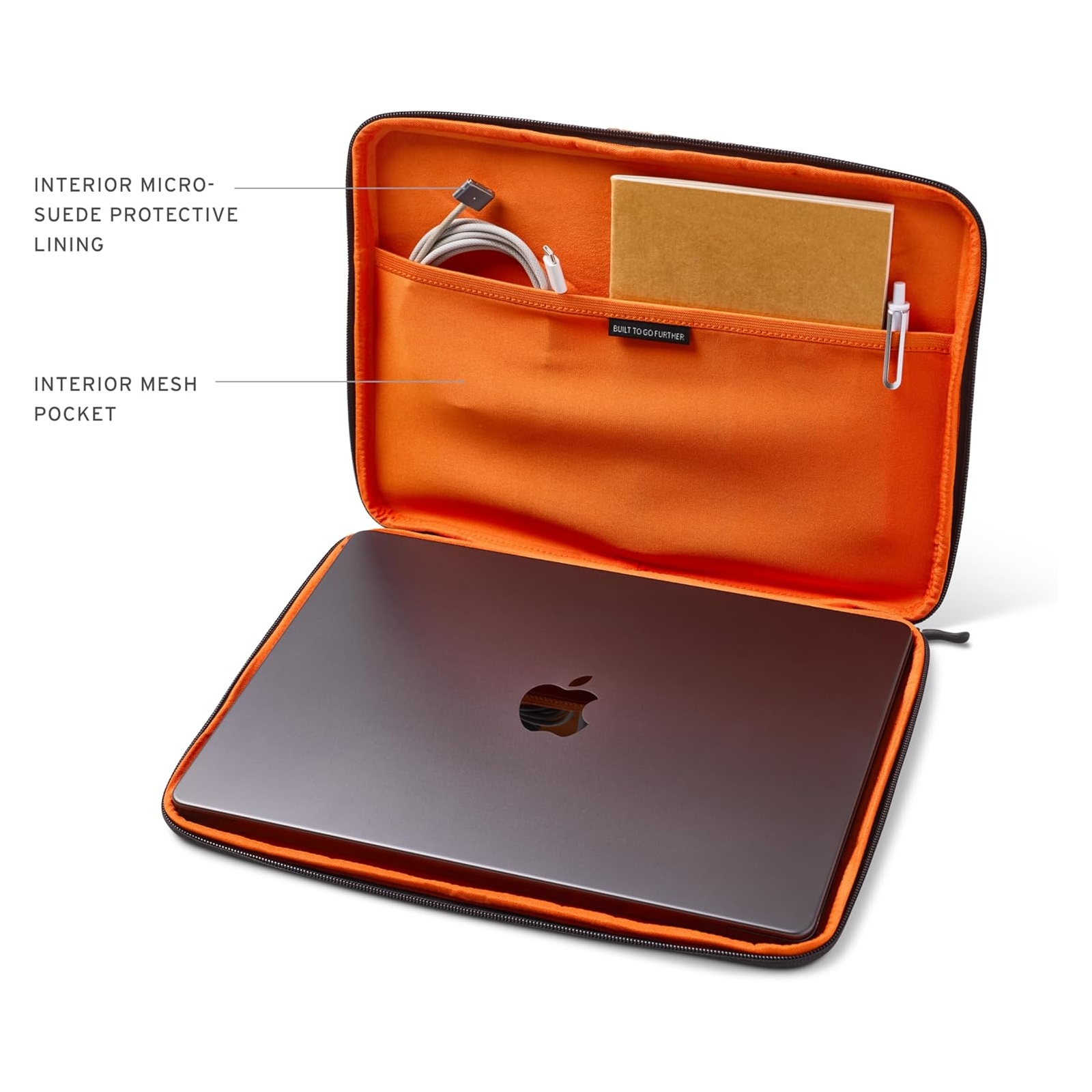 Étui d'ordinateur portable ouvert avec intérieur orange, montrant un ordinateur portable, un chargeur et un carnet.