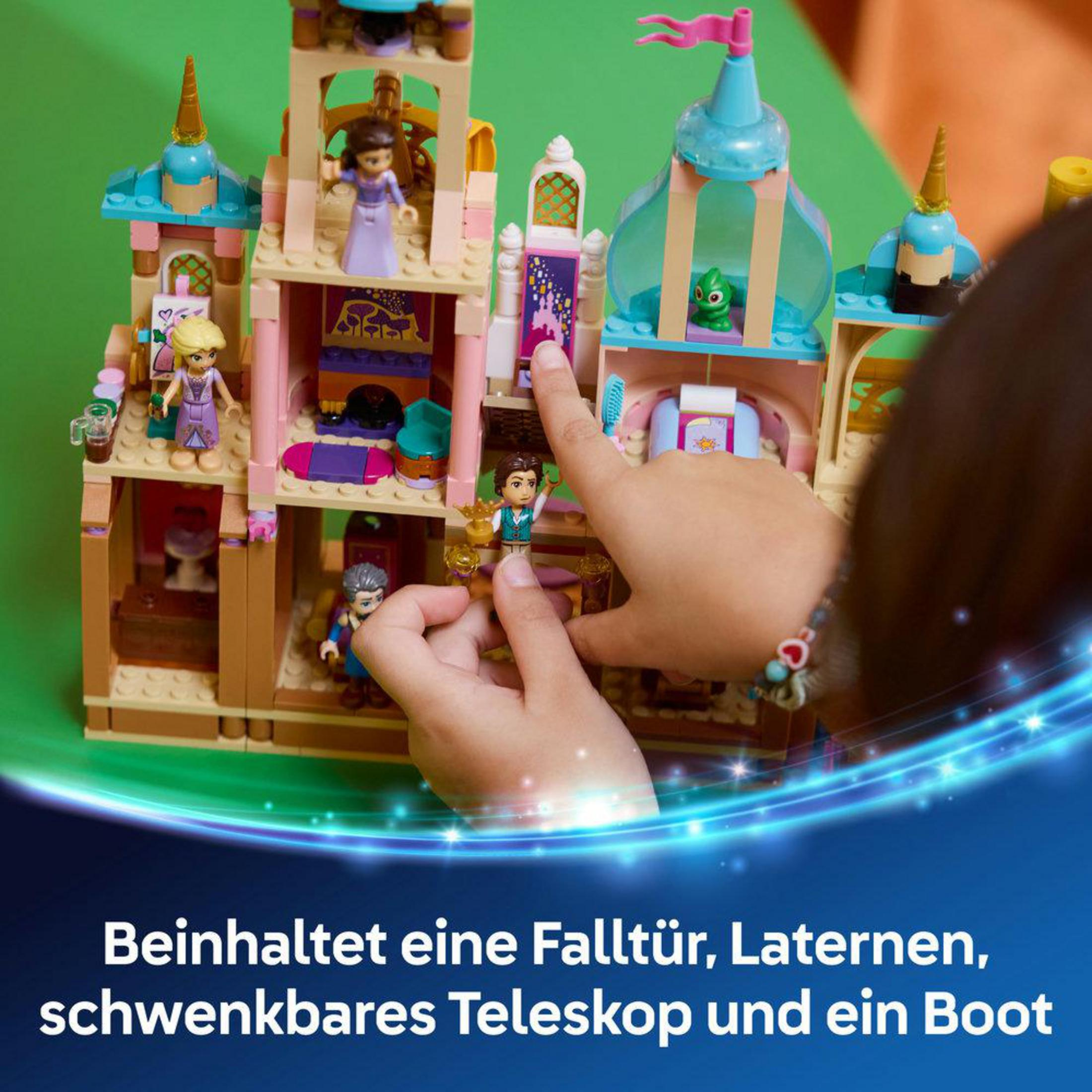 Dzieci bawią się kolorowym zamkiem Lego z postaciami.