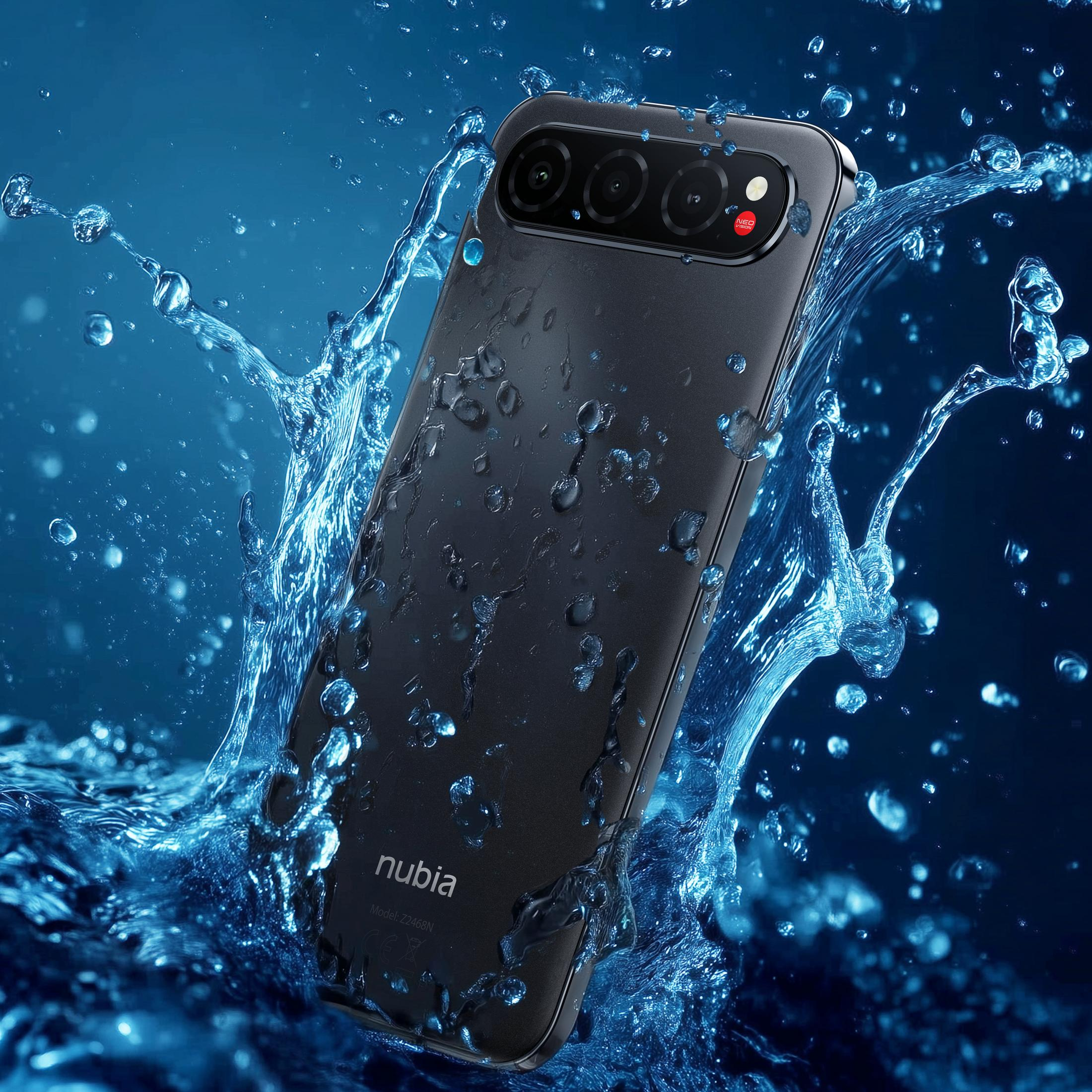 Uno smartphone nero con tre fotocamere viene schizzato d'acqua.